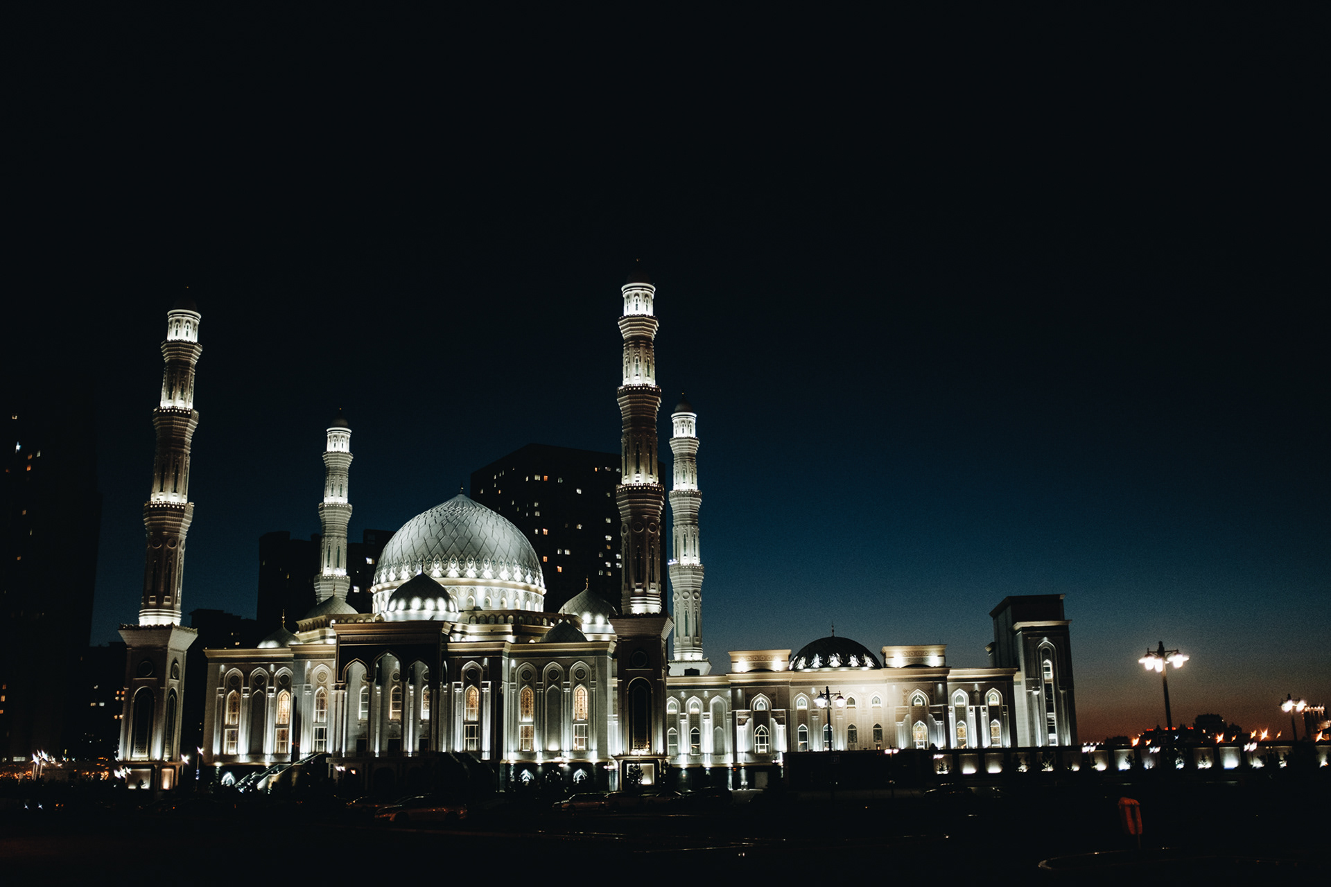 Hazrat Sultan Mosque - 2. největší mešita ve střední Asii, z r. 2012, s největší kupolí v zemi a možností pojmout 12000 věřících, vstup zdarma