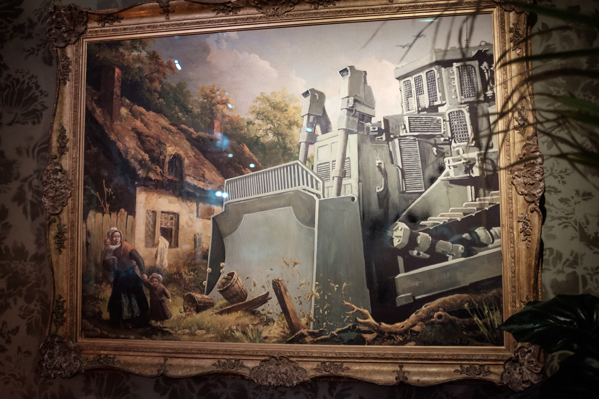 Banksyho hotel s nejhorším výhledem na světě, uvnitř všude jeho díla, v patře galerie a v přízemí Muzeum okupace.