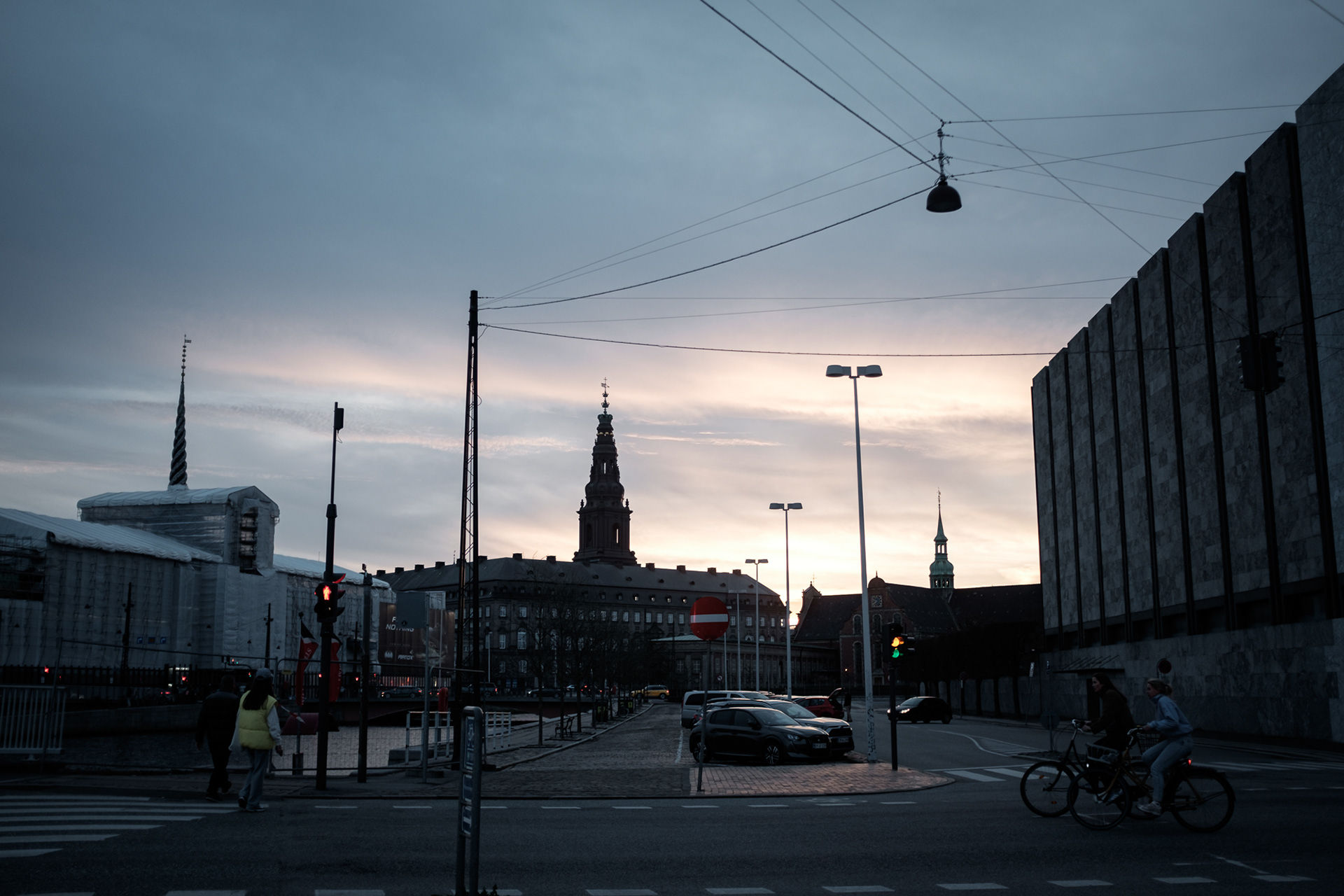 Vlevo ještě nevyhořelá burza