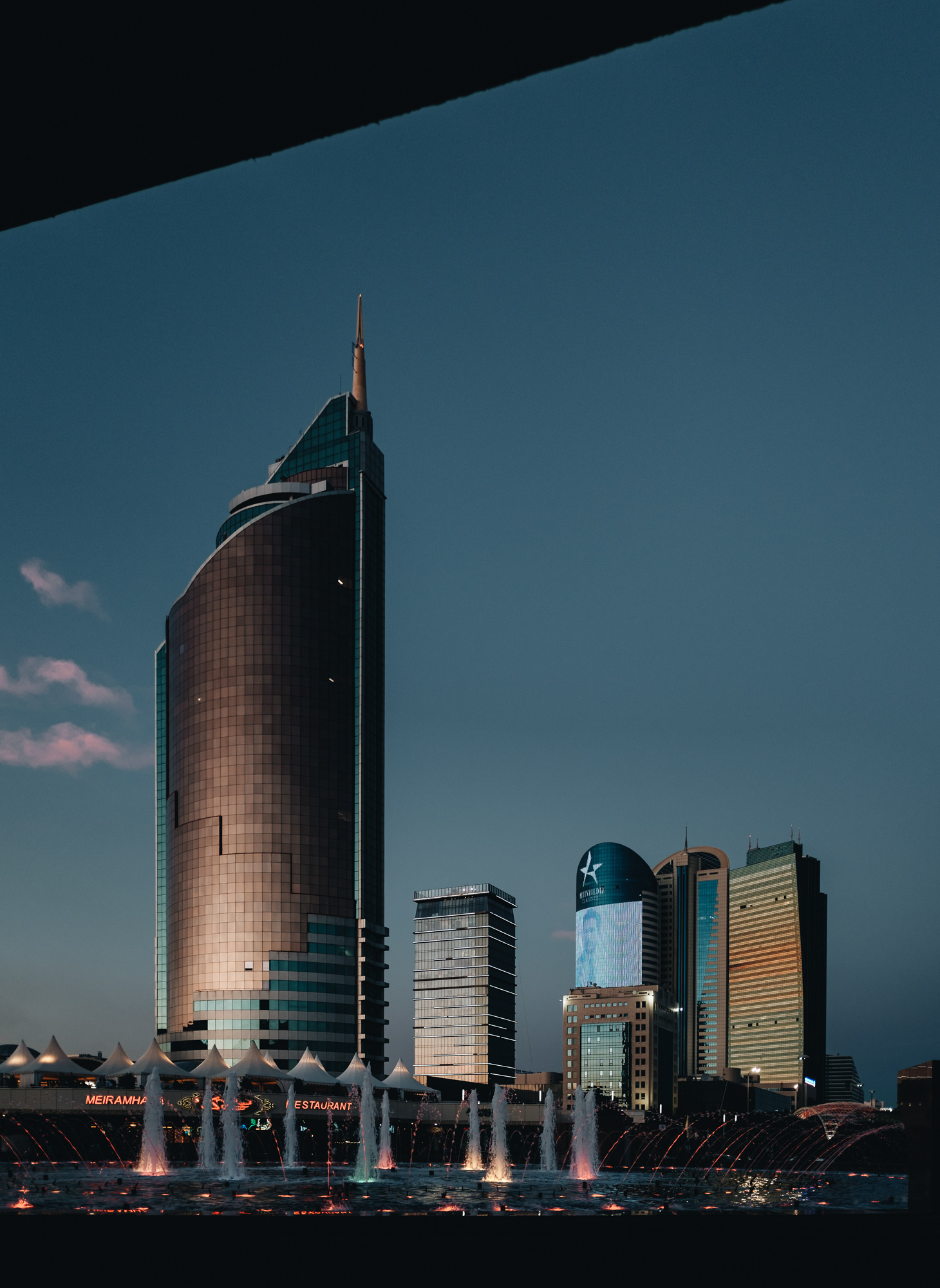 Večerní výhled na mrakodrapy