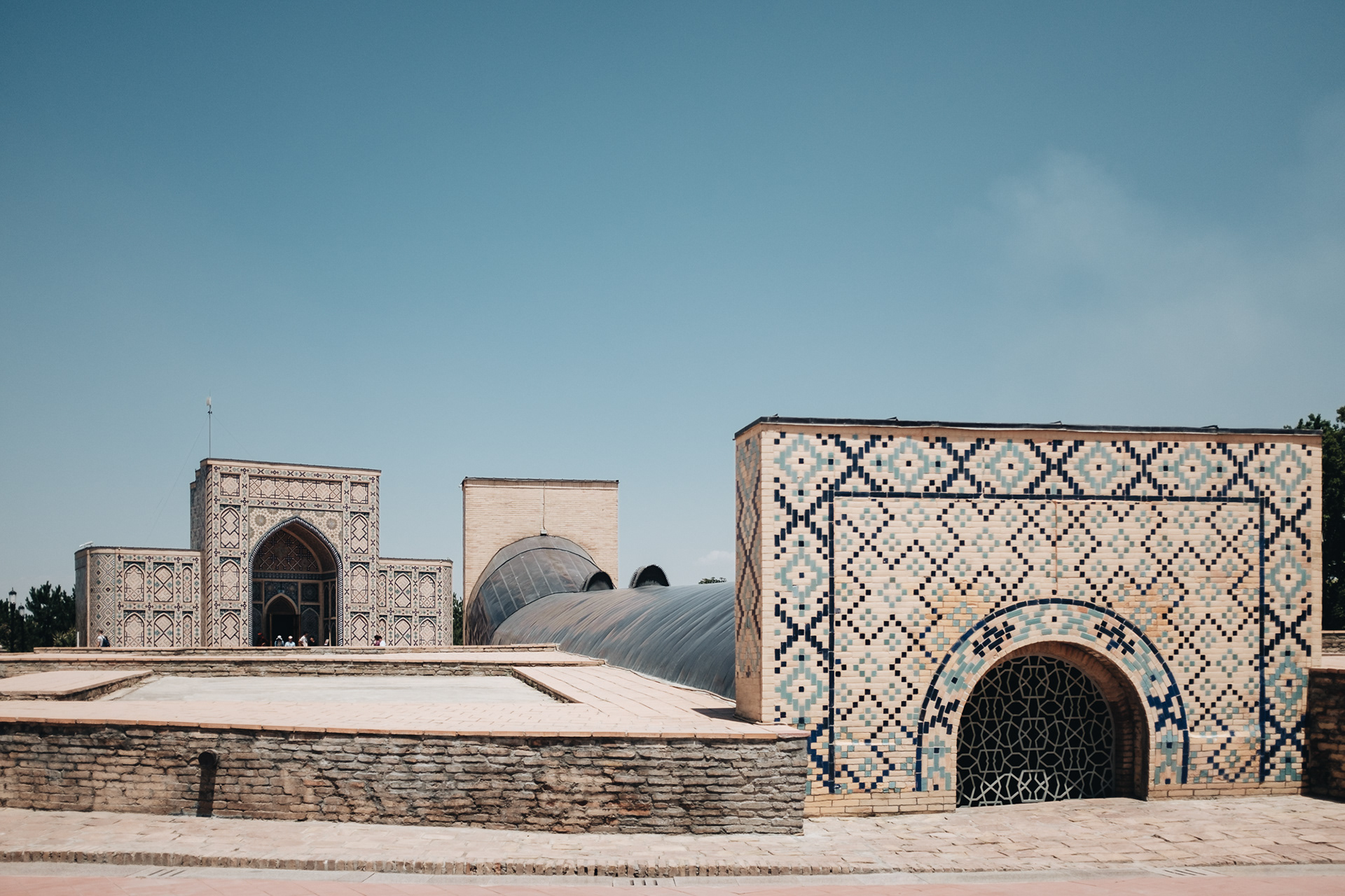 Observatory of Ulugbek Samarkand - jeden z úžasných archeologických nálezů 20. st., Ulugbek byl slavnější jako astronom než jako vládce, třípatrová hvězdárna z 15. st. s 30m astrolábem k určování a předpovídání přesné polohy kosmických těles, dnes se zachovala jen část přístroje