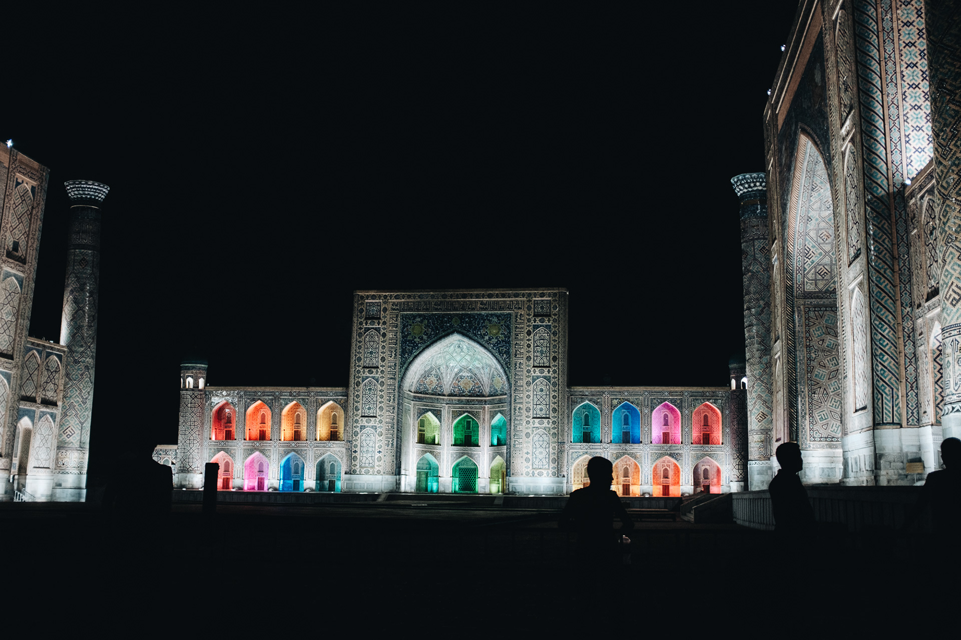 Registán - náměstí, v překladu písečné město, jedno z nejvelkolepějších architektonických komplexů islámského světa, komplex tvořený třemi medresami, které patří k nejstarším dochovaným medresám na světě (všechny starší zničil Čingischán), v průběhu let je zasáhlo mnoho zemětřesení, jejich stavitelé však dokázali, že stále stojí, Sovětům nelze upřít zásluhy na rekonstrukcích, bohužel však učinili i několik sporných rozhodnutí (např. přidání modré kupole medrese Tillakori), výstup na vrcholek minaretu (před otevřením za úplatek strážím, jinak kdykoli během návštěvy i opakovaně, pozor, aby stráž nepřetrhla vstupenku!); večer tady testovali osvětlení na chystanou show