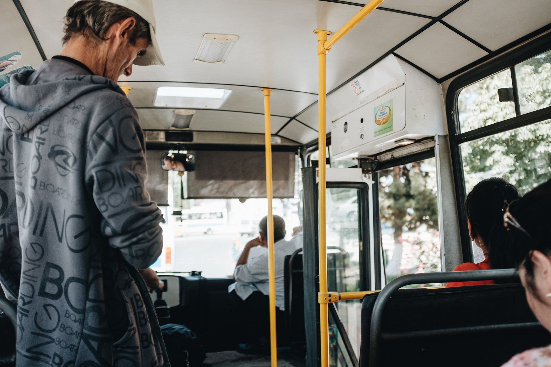 Bezzubý průvodčí a naháněč cestujících v maršrutce