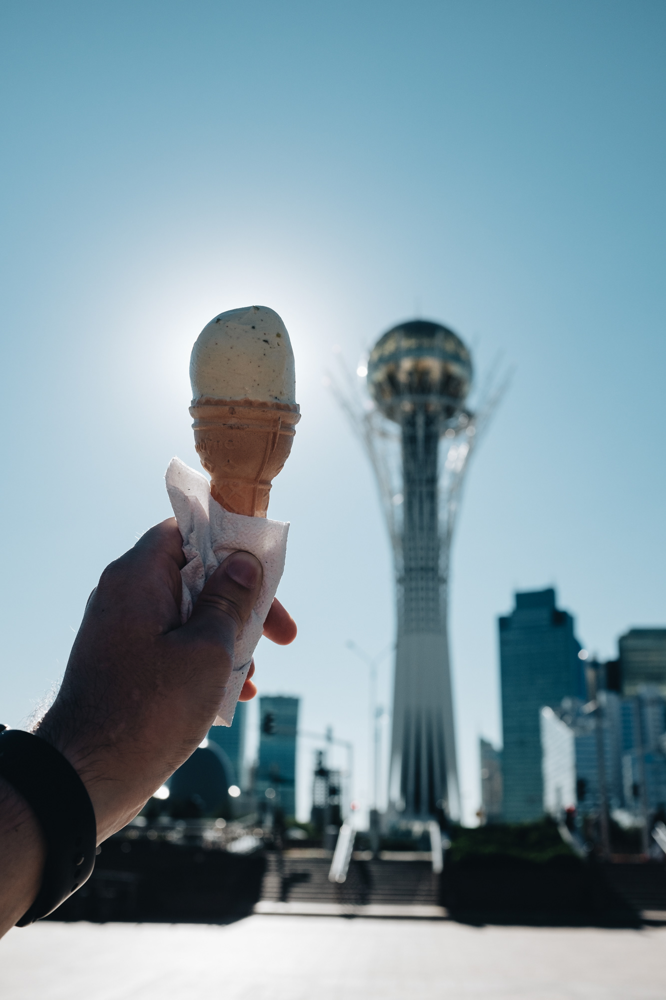 Baiterek Tower - 97m monument "Topol", představuje strom života s kořeny v podsvětí a korunou v nebi, podle legendy do jeho větví snesl pták Samruk zlaté vejce s tajemstvím lidské touhy a pocitem štěstí , nahoru jezdí výtah
