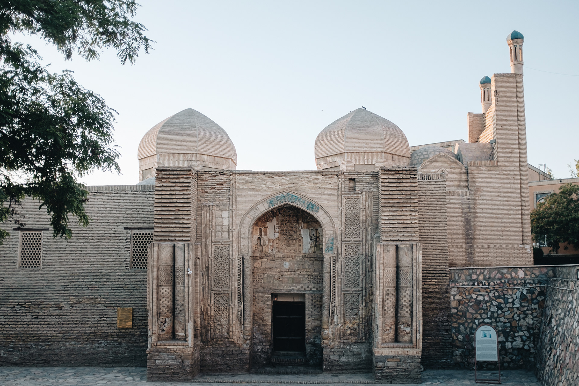 Magoki Attor Mosque - a Muzeum koberců, nejstarší dochovaná mešita ve střední Asii, průčelí z 9. st. a rekonstrukce z 16. st., pravděpodobně nejposvátnější místo ve městě, pod mešitou nalezeny pozůstatky zoroastristického chrámu z 5. st. a pozdějšího buddhistického chrámu, podle legendy mešitu před Mongoly zachránili obyvatelé tak, že ji pohřbili v písku - ještě ve 30. letech před zahájením archeologických prací byl skutečně vidět jen vrcholek mešity, současné náměstí kolem mešity leží v úrovni města z 12. st., budova dnes slouží jako muzeum koberců, podle personálu ji do 16. st. používali židé jako synagogu 
