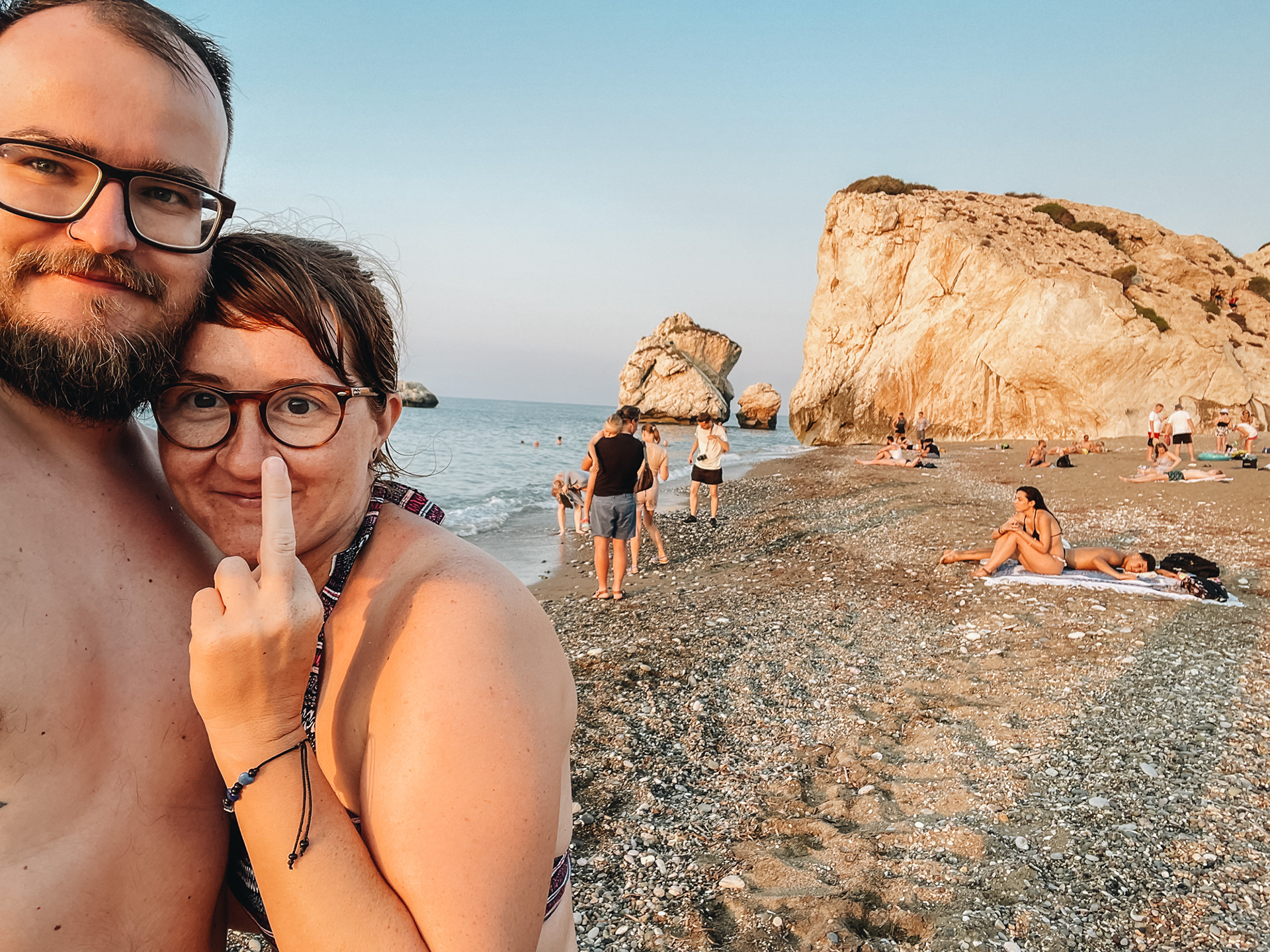 Petra tou Romiou – Afroditina skála a krásná kamenná pláž, místo, kde se podle řeckých legend měla narodit bohyně Aphrodita, legendy praví, že pokud se v moři kolem skály vykoupe žena nebo alespoň smočí nohy, tak omládne o několik let