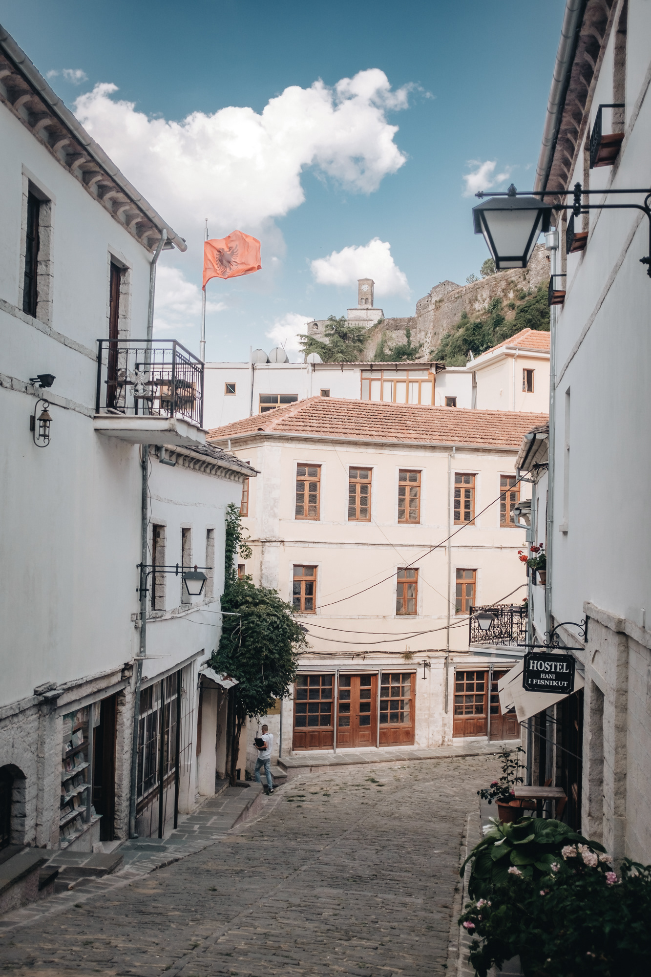 Gjirokastra Old Town - město se strašidelnými domy-tvrzemi, z nichž každá měla svou malou vojenskou posádku, aby mohla bránit své majitele - v celé historii to byli klasicky rebelové
