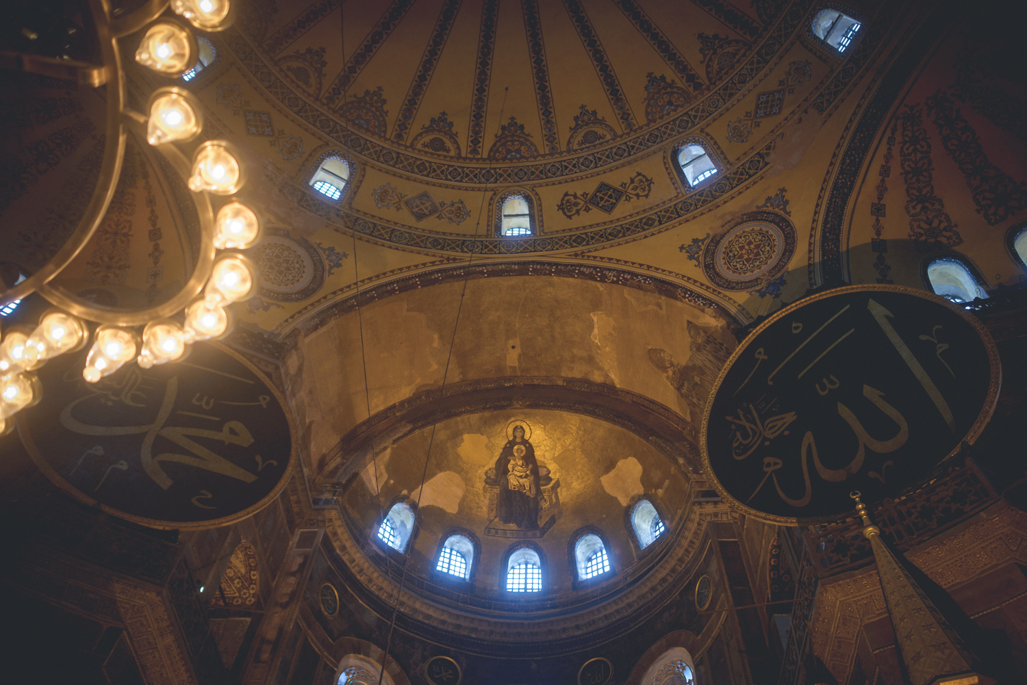 Ayasofya a Ježíš mezi islámskýma nápisama