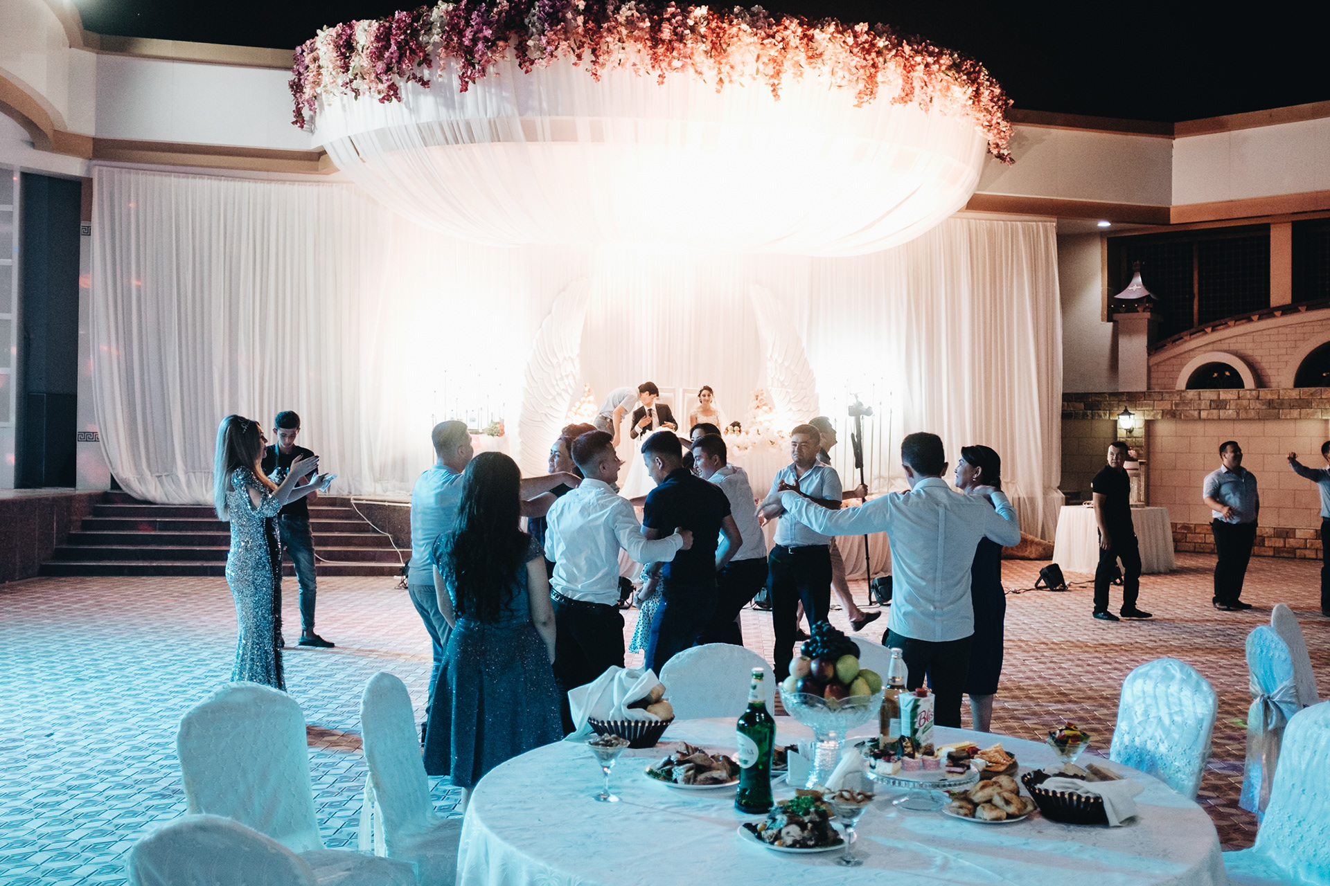 Svobodní muži i ženy tančí odděleně, spolu jen sezdané páry