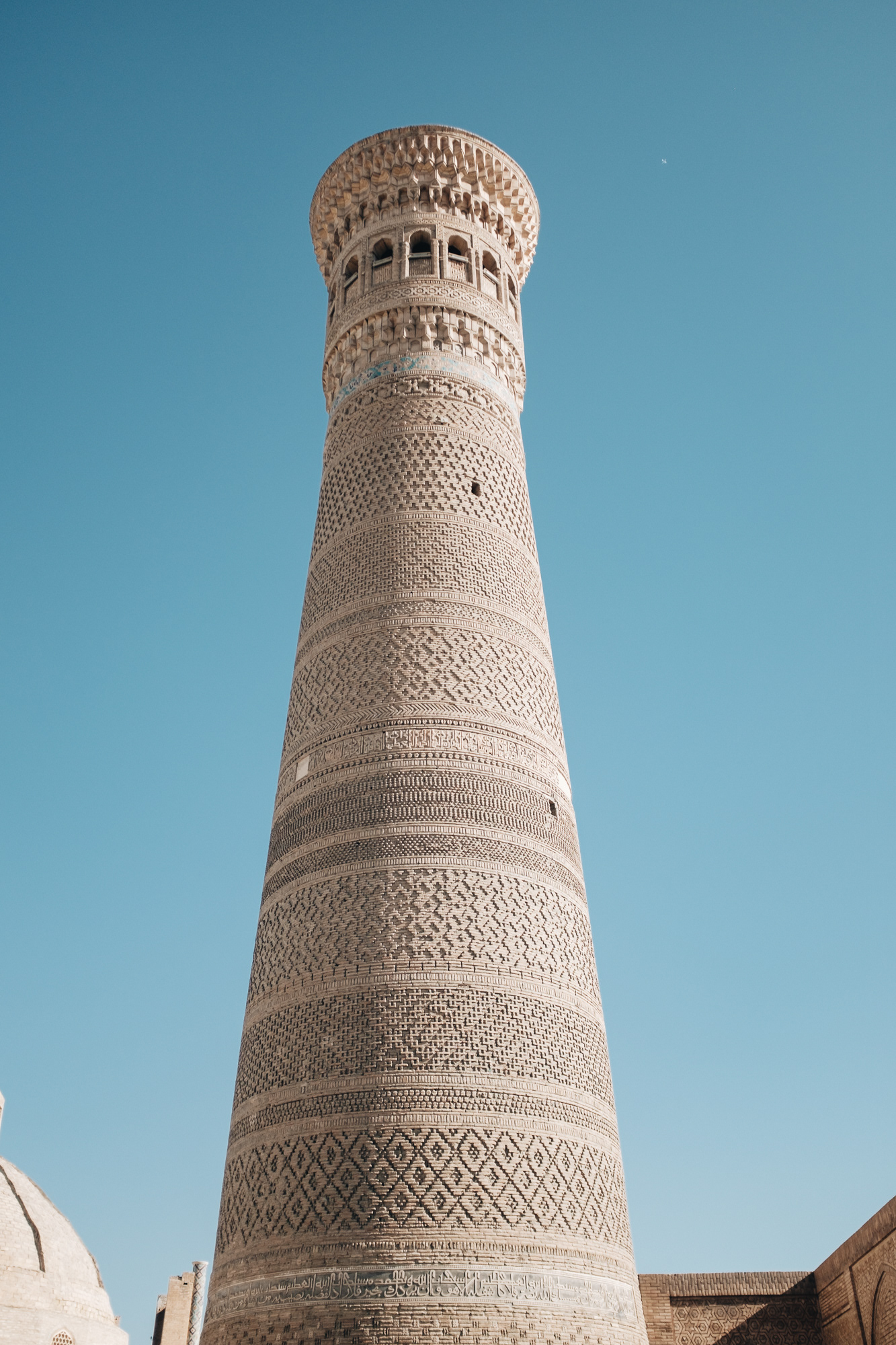 Kalon Minaret مناره کلان‎‎ - minaret z 12. st. okouzlil i Čingischána, který se rozhodl ho zachovat, 47 m vysoký, ve své době nejvyšší budova ve střední Asii, poprvé zde byly použity modré kachlíky, které se poté za vlády Timura dostaly do celé střední Asie, na J a V straně jsou světlejší zrestaurované plochy, které byly poškozeny dělostřelectvem bolševického generála při dobývání města v r. 1920 