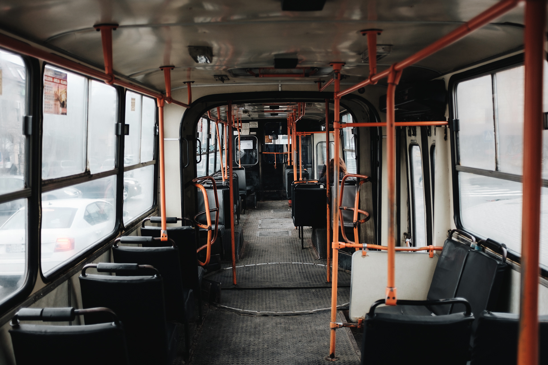 Bus do Cricovy – Bus č2; cesta stojí 5 lei, každých 15-20 min., cesta 40 min., vystoupit u vězení, zpět v Cricově ze stejného místa
