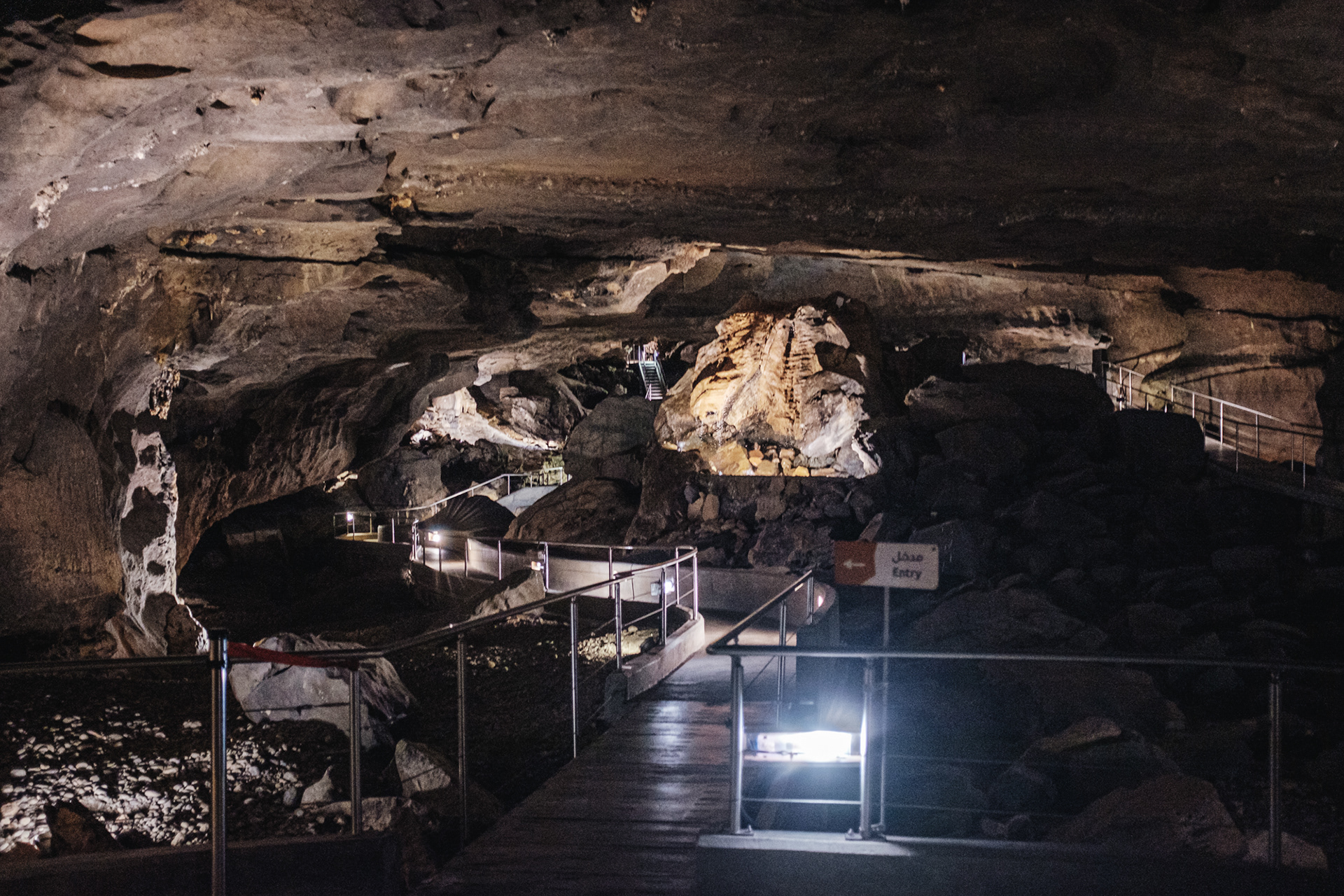 Al Hoota – turistická jeskyně se stalaktity a stalagmity a několika jezírky (7 OMR)