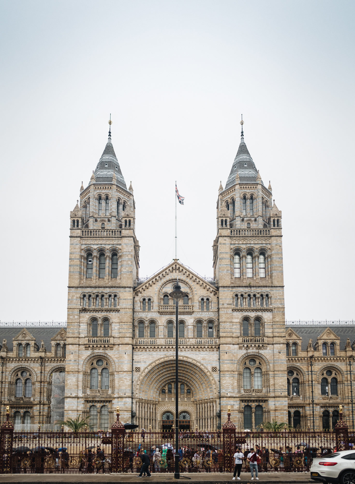 Natural History Museum a fronta až za roh