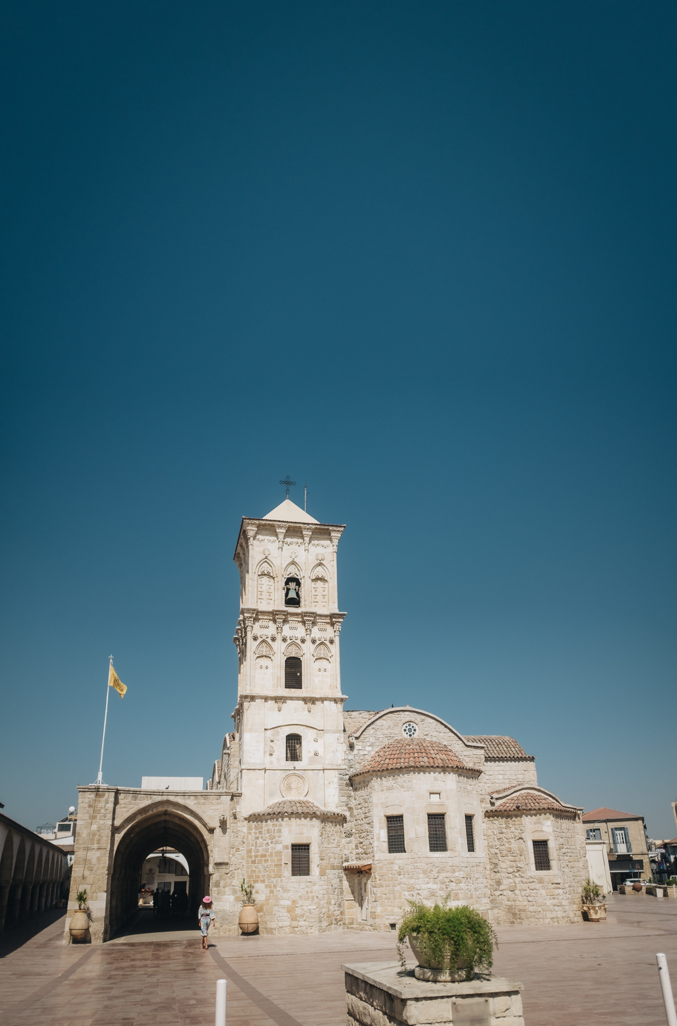 Church of Saint Lazarus – kostel z 9. st. zasvěcený Lazarovi z Betánie, na jehož místě byl pohřben, když definitivně podruhé zemřel; když zemřel poprvé, Ježíš ho po 4 dnech vzkřísil z mrtvých, po vzkříšení musel Lazar z Betánie uprchnout, vylodil se zde, byl vysvěcen na biskupa a prohlášen za svatého, zůstal zde dalších 30 let, než zemřel podruhé, pak zde byl pohřben v tajném hrobě, po jeho objevení byly jeho ostatky převezeny do Konstantinopole a pak do Marseille, nad prázdnou hrobkou byl vystavěn tento kostel, v 17. st. rozšířen, r. 1972 byly pod oltářem objeveny lidské ostatky, podle některých patří Lazarovi (po–so 8:00–18:30, v ne jinak)