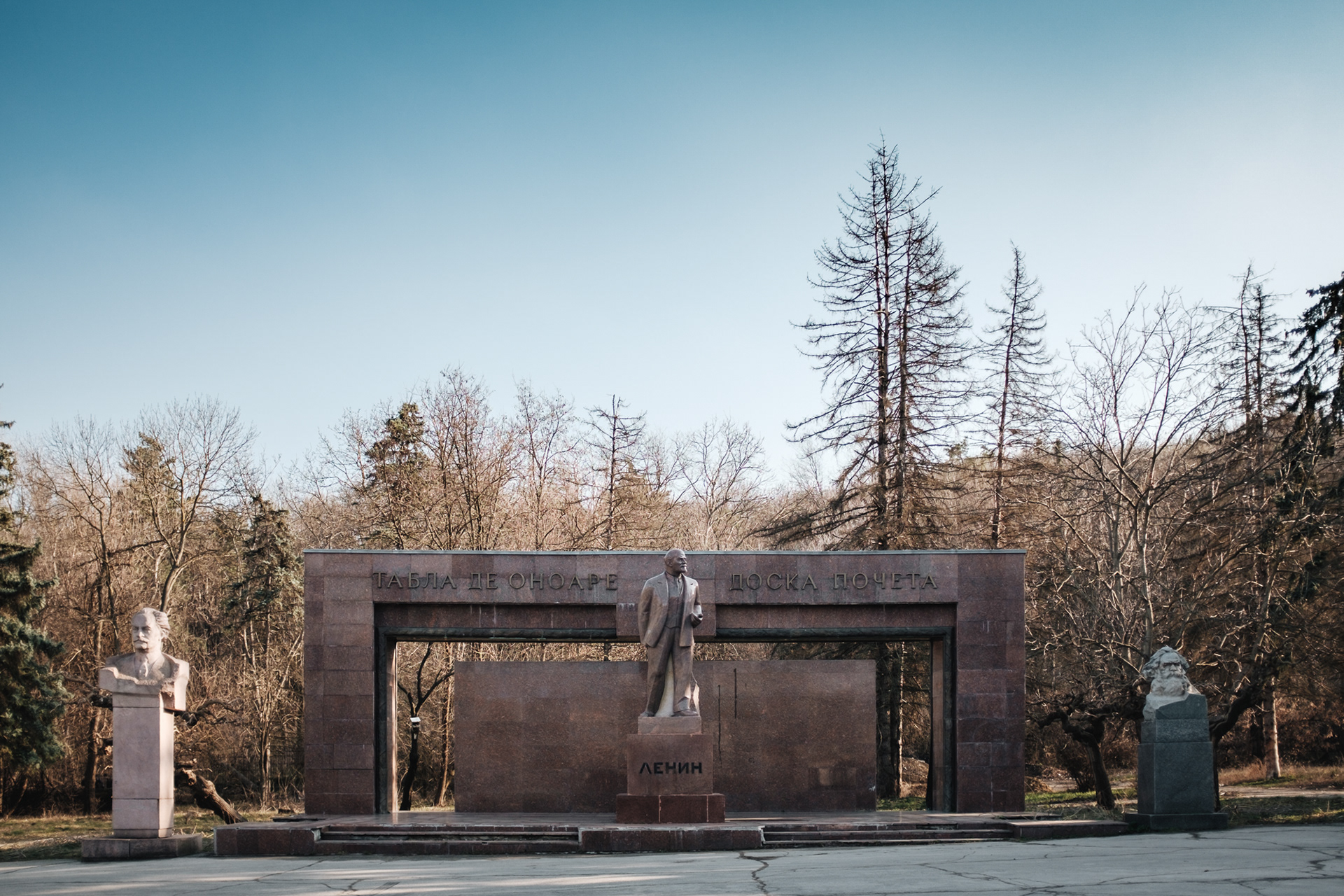 Lev Davidovič Trockij, Vladimir Iljič Uljanov a Karl Marx na jednom pomníku