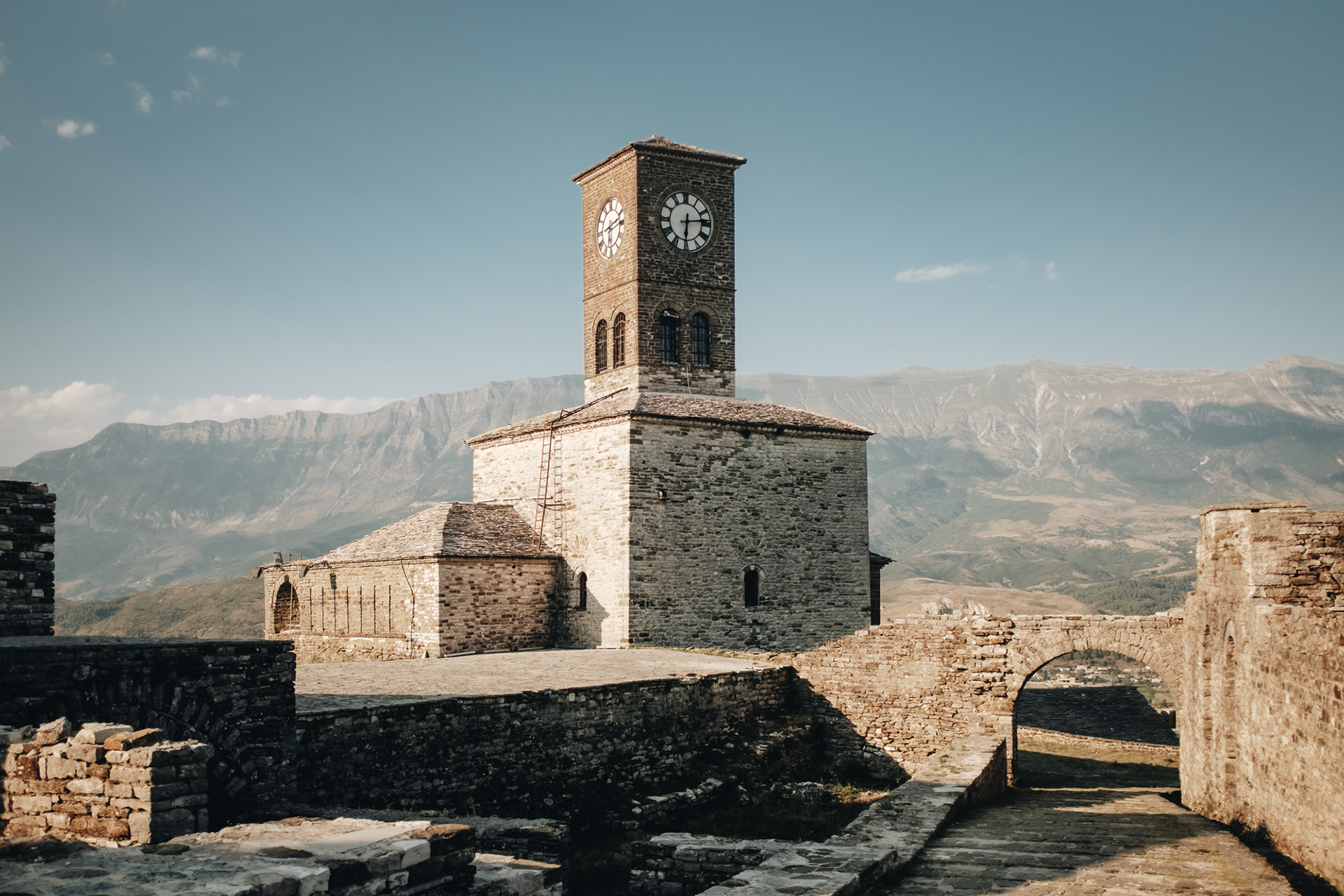 Castle of Gjirokastra - pevnost, „stříbrný hrad“ (když prší, kameny se lesknou kovově), pevnost zde stála již v 8. st. př. n. l., dnešní podoba z r. 1811, je zde tank! Fiat L6/40 používaný nacisty, hradní muzea. vězení, akvadukt, ... (po-ne 9:00-18:00, 200 LKK)