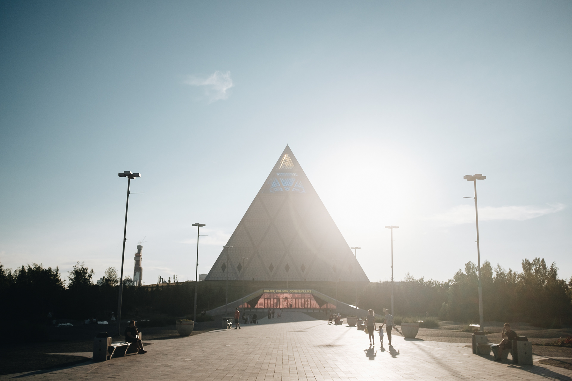 Palác míru a souladu - 62 m vysoká pyramida ze skla a oceli z r. 2006, možnost půlhodinové prohlídky, operní sál, koncertní sál, atrium s kulatým stolem pro zasedající (otevřeno jako dějiště Kongresu světových a tradičních náboženství), konferenční sál, navrženo Britem Normanem Fosterem