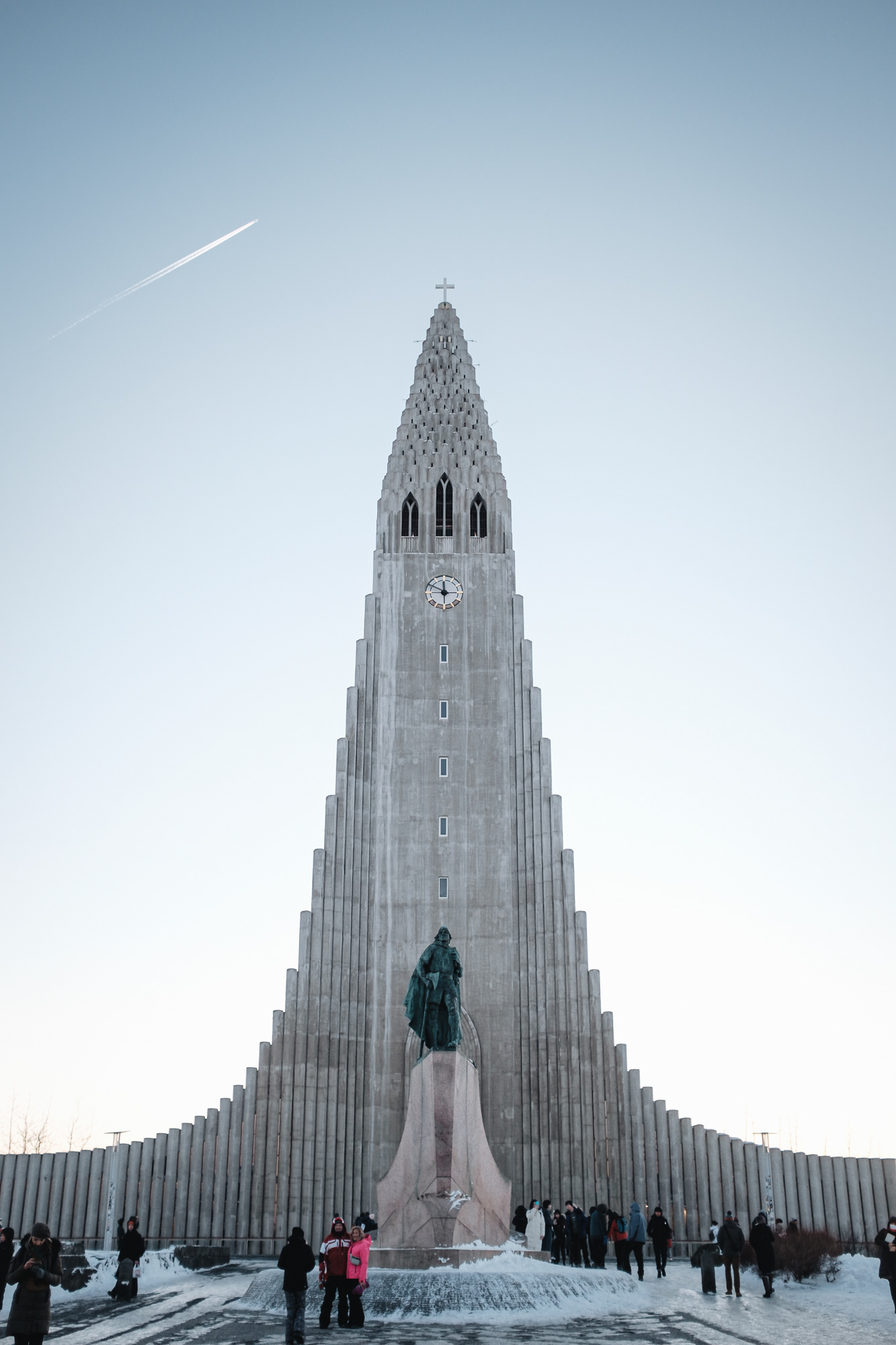 Hallgrímskirkja - stavba architekta Gudjóna Samúelssona (navrhnul i Islandské národní divadlo, hl. budovu Islandské univerzity) z let 1945–1986 na památku básníka a reverenda Hallgríma Péturssona, který zkomponoval nejznámější islandské náboženské dílo – Pašijové hymny; 74,5 m vysoká věž má představovat vulkanický čedič, výtah na vrchol; před kostelem stojí socha vikinga Leifa Eiríkssona, prvního Evropana, který objevil Ameriku (dar USA k 1000. výročí založení Althingu v r. 1930)