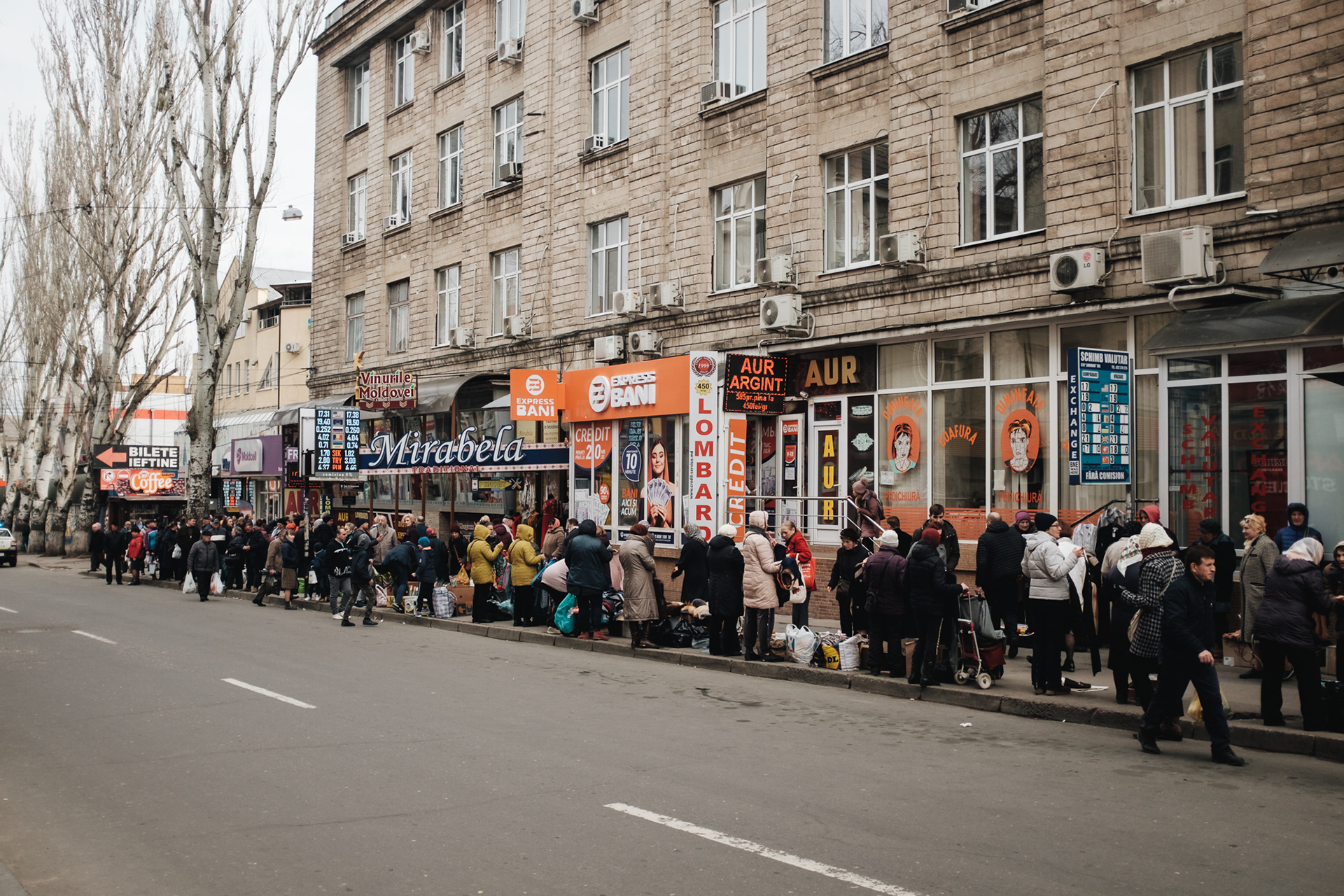 Za rohem od trhu se taky prodává