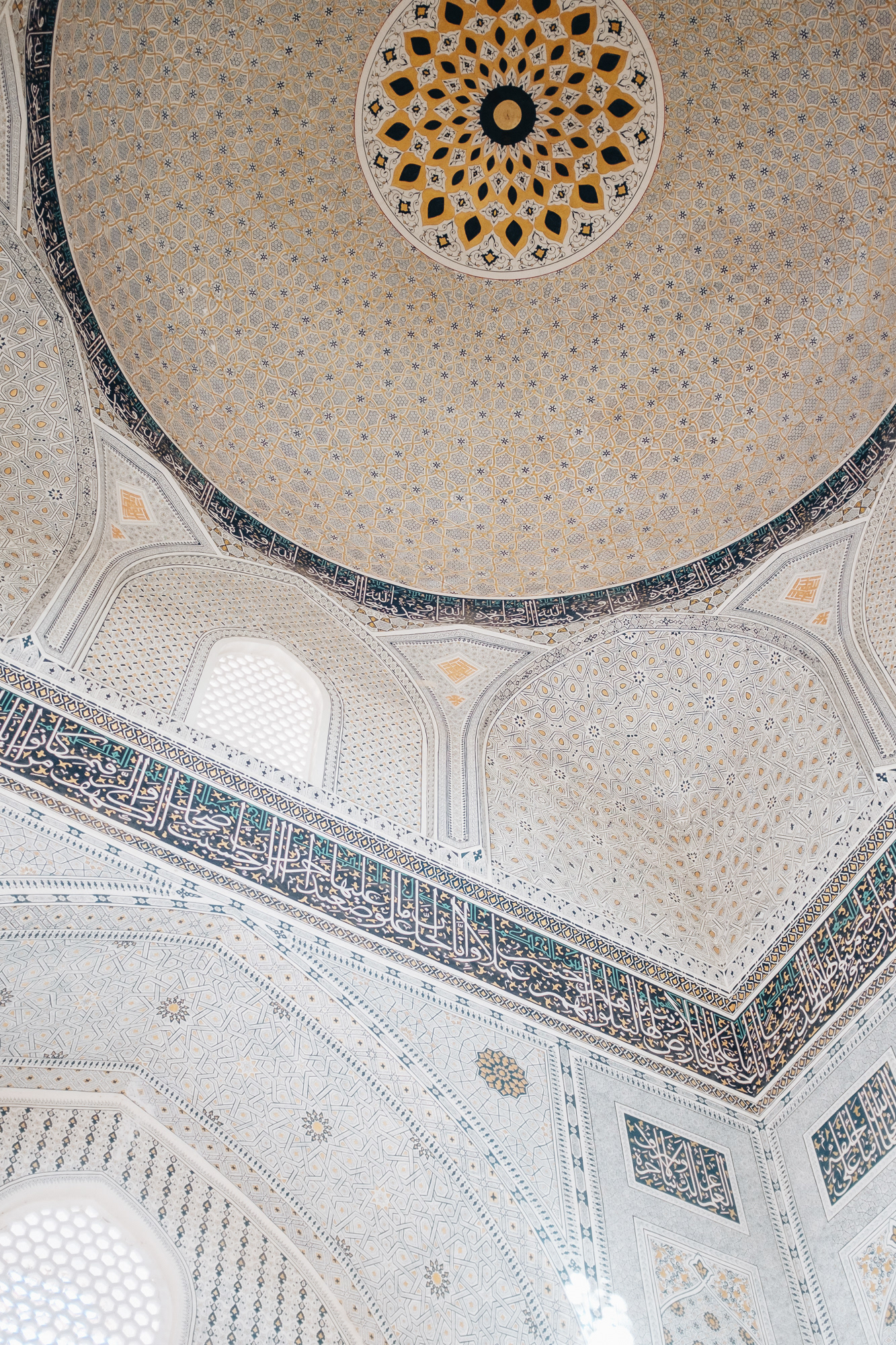 Bibi-Khanym Mosque Биби Хонум Масжиди - rozpadající se zbytky impozantní mešity postavené pro Timurovu ženu, svého času největší mešita na světě, 41 m vysoká kupole, poté chátrala a zničena zemětřesením r. 1897, znovu postavena v 70. letech, dnes opět potřeba oprav, na nádvoří stojí pulpit na korán a která žena ho podleze, bude mít spoustu dětí!  podle legendy dala mešitu postavit sama Timurova manželka Bibi-Chánum jako překvapení pro svého muže, když byl na válečném tažení, architekt se však do Bibi zamiloval a odmítl mešitu dokončit, dokud nebude moci Bibi políbit, tento polibek nechal na ženině tváři stopy a když to Timur uviděl, dal architekta popravit a všem ženám nařídil si zahalovat závojem tvář, aby nesváděly jiné muže 