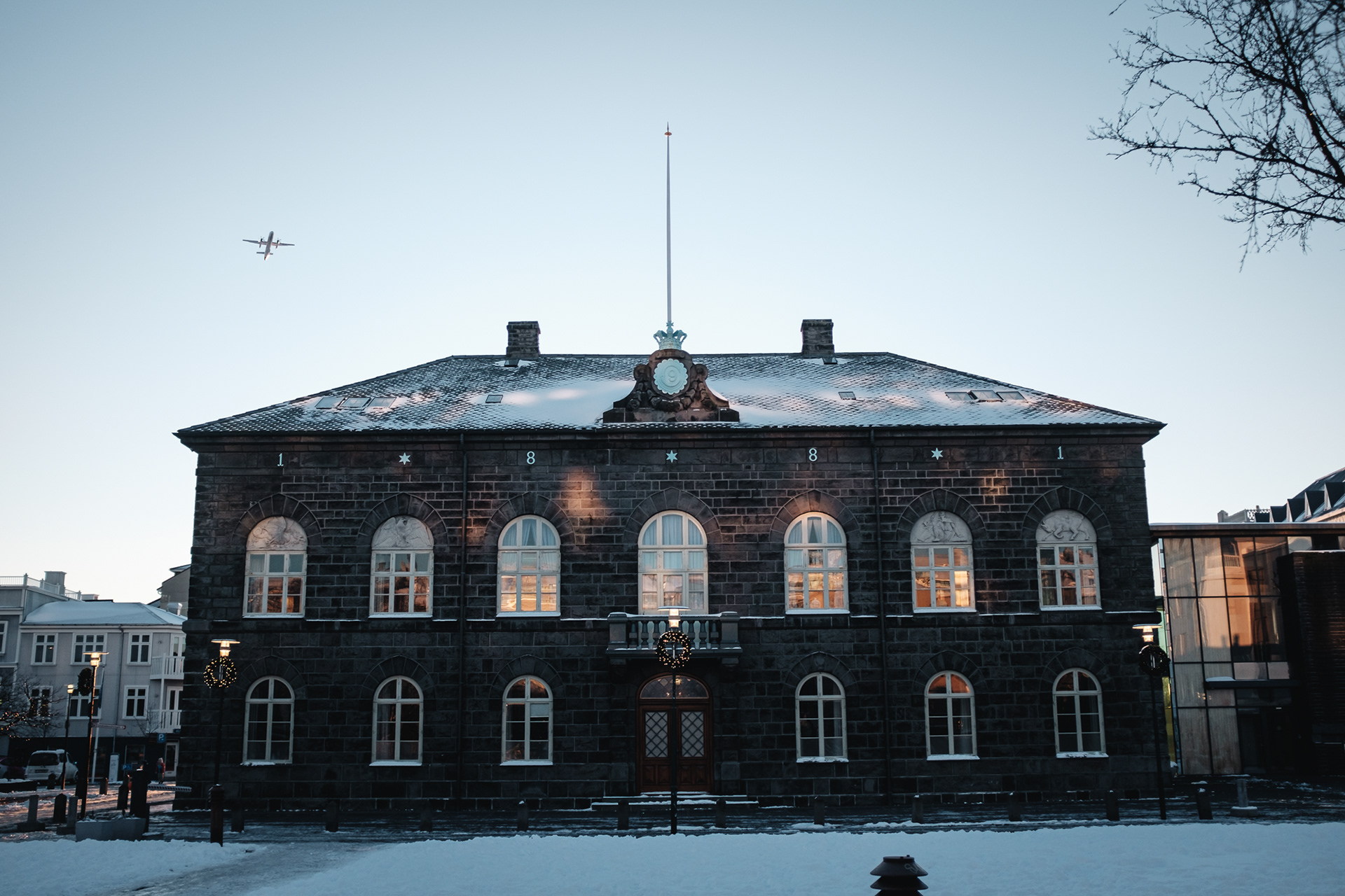 Alþingishúsið - 1. islandský parlament byl založen r. 930, ve 13. st. sice Island ztratil nezávislost, postupně ale získával autonomii zpět a moderní Althingi se do svého současného sídla v čedičové budově přestěhoval r. 1881, r. 2002 dokončena přístavba ze skla a kamene