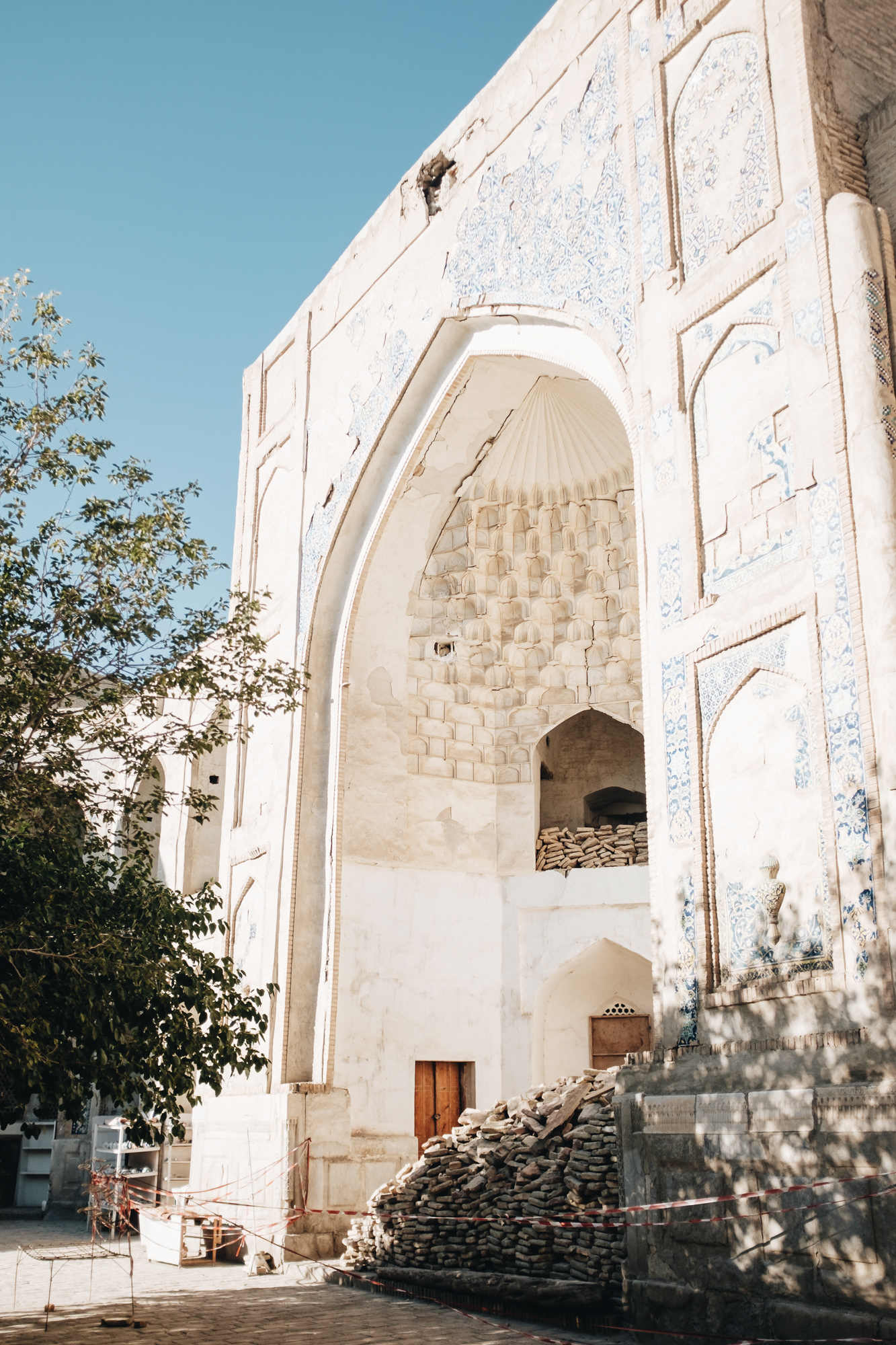 Abdulaziz Khan Madrassah - medresa z 16. st., také nerestaurovaná, Abdulaziz si prý nechal vyrýt svůj portrét (!) potají do mihrábu (výklenek orientovaný směrem k Mekce)