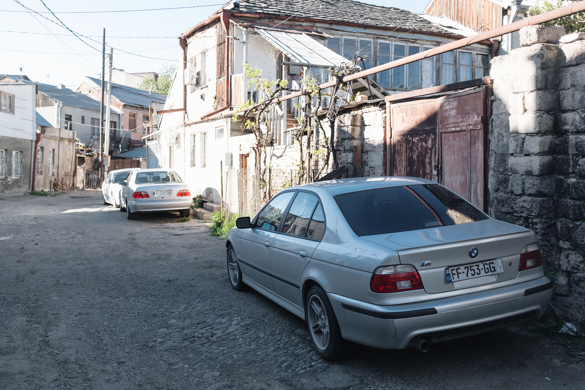 V Gruzii lidi bydlí téměř v jeskyních, ale u vrat mají všichni Mercedes nebo BMW
