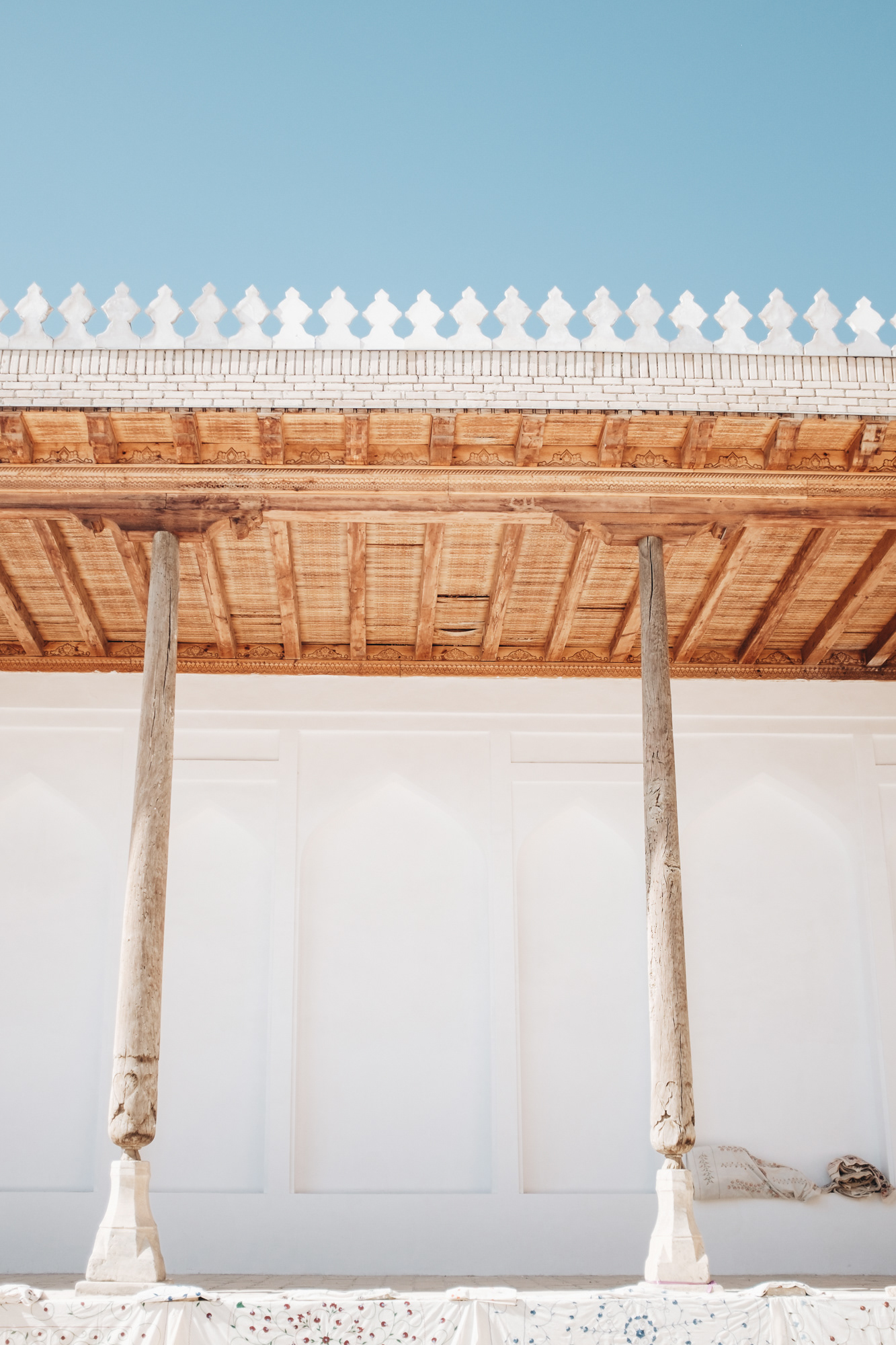 Ark - středověká citadela, odkud vládli bucharští emírové, královské město ve městě, nejstarší stavba Buchary obývaná od 5. st. do r. 1920, kdy byla vybombardována Rudou armádou, dnes jsou uvnitř většinou ruiny, pouze několik zachovaných královských budov přeměněno na muzea; Páteční mešita ze 17. st.; přijímací a korunovační sál, dveře ve zdi pod úrovní chodníku vedou do harému; zindán - tradiční středoasijský žalář (dnes Muzeum práva a zákonodárství), mešita Bolo-chauz