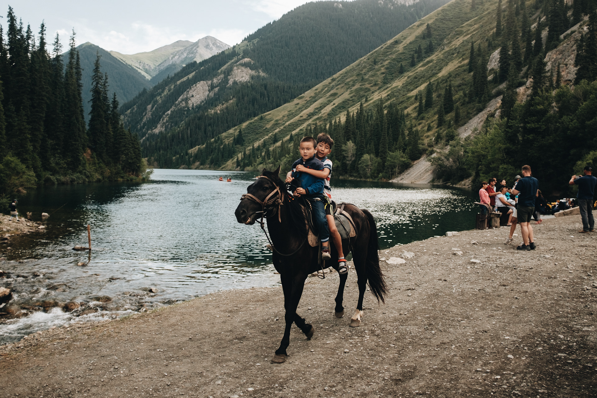 Озеро Кольсай a nejčastější dopravní prostředek se zkušenými jezdci