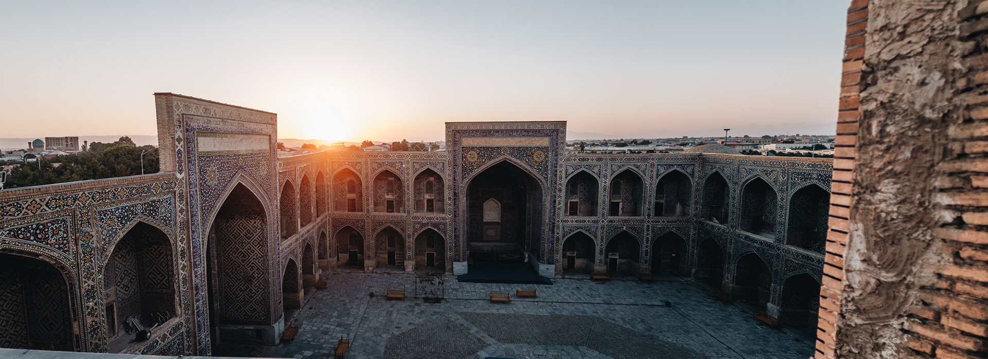 Sherdor Madrasa Мадрасаи Шердор - napodobenina původní medresy ze 17. st., vstupní portál zdobí řvoucí lvi, kteří vypadají jako tygři (což je ojedinělé, protože islám zakazuje znázorňování živých bytostí)