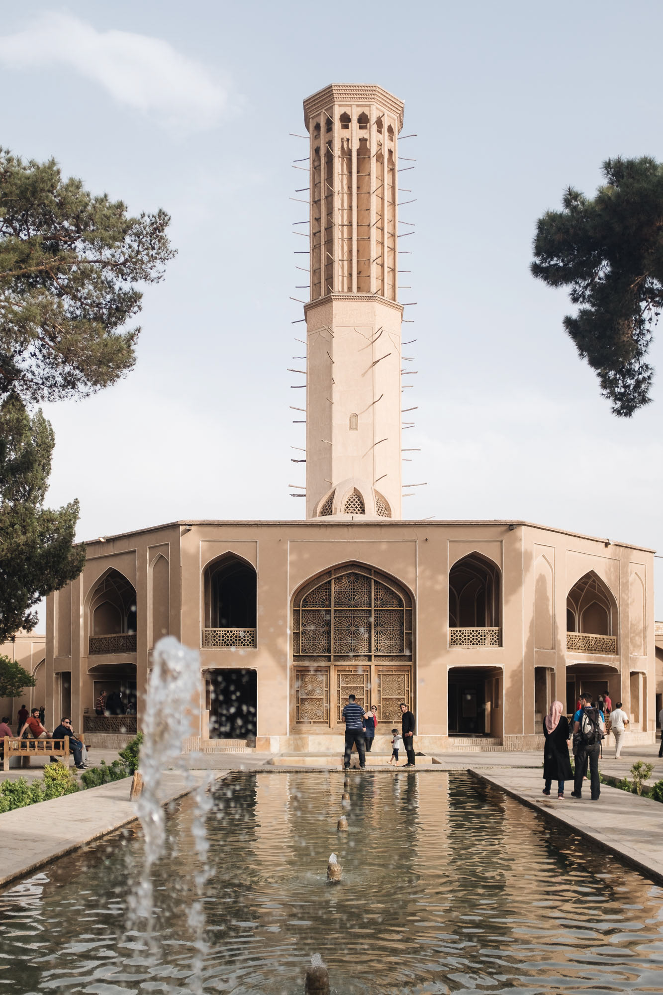 Dowlat Abad Garden - zahrady s vysokou chladící věží. Vítr je sveden zhora dolů do domů