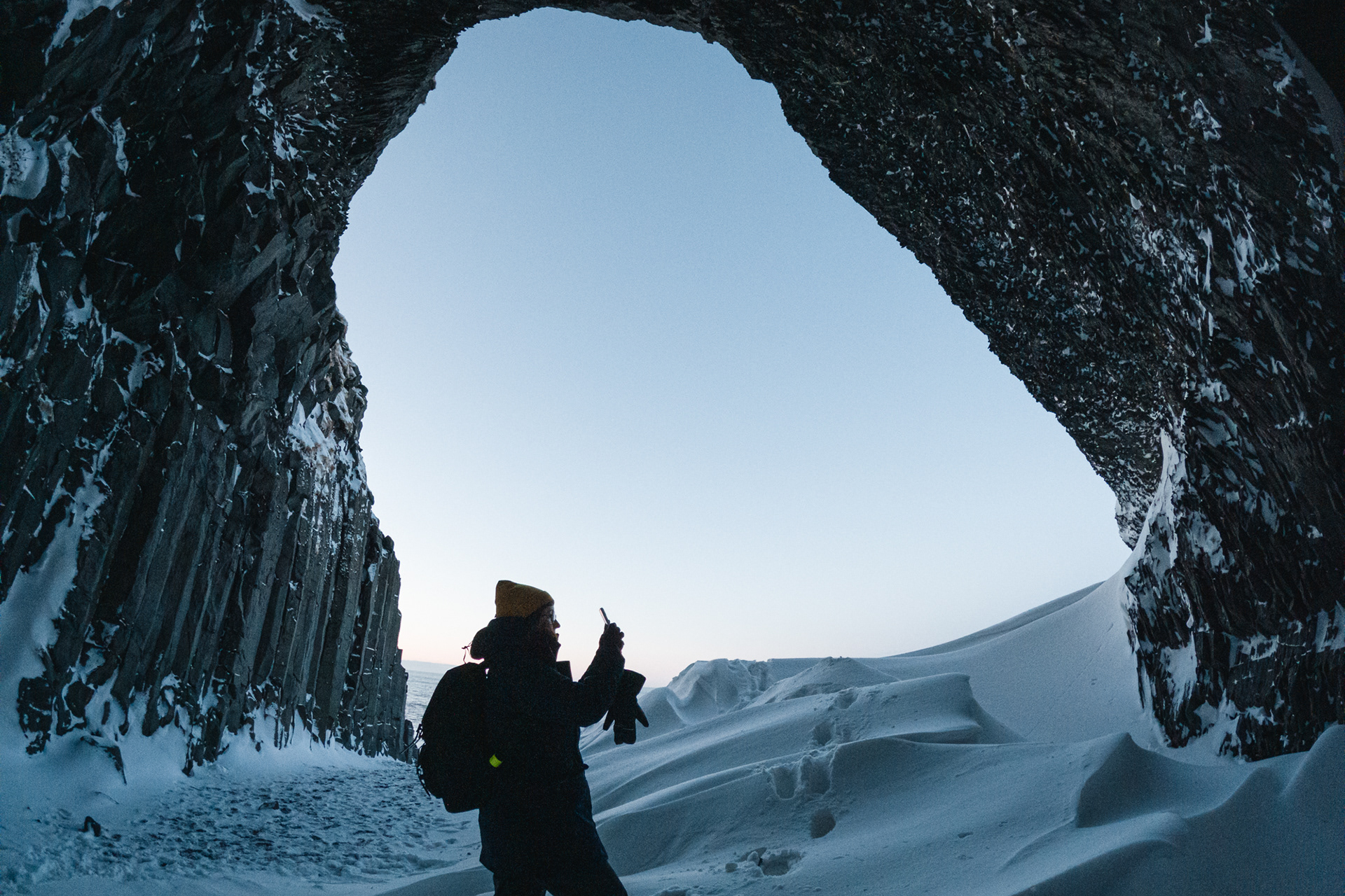 Black Sand Beach Reynisfjara - černá pláž s čedičovými sloupy, na útesech žijí papuchálci, supr výhled na západ na Dyrhólaey, v okolních útesech je mnoho jeskyní, pozor na vlny!