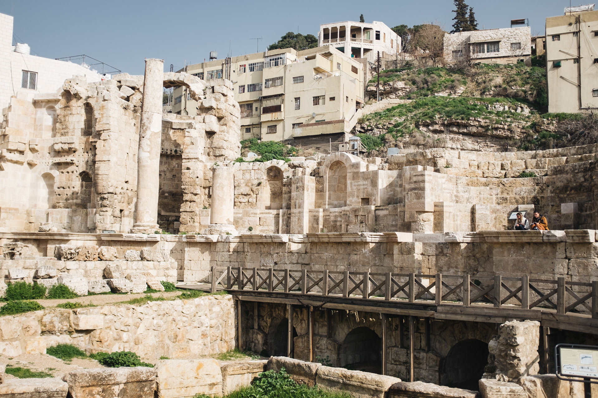 Roman Nymphaeum – obrovská původně dvoupatrová fontána ze 2. st., zdobená sochami, mozaikami a doplněná bazénem, do r. 1947 stál vedle římský most, dnes hlavní silnice Večer sem chodí chcát všichni trhovci z přilehlého tržiště