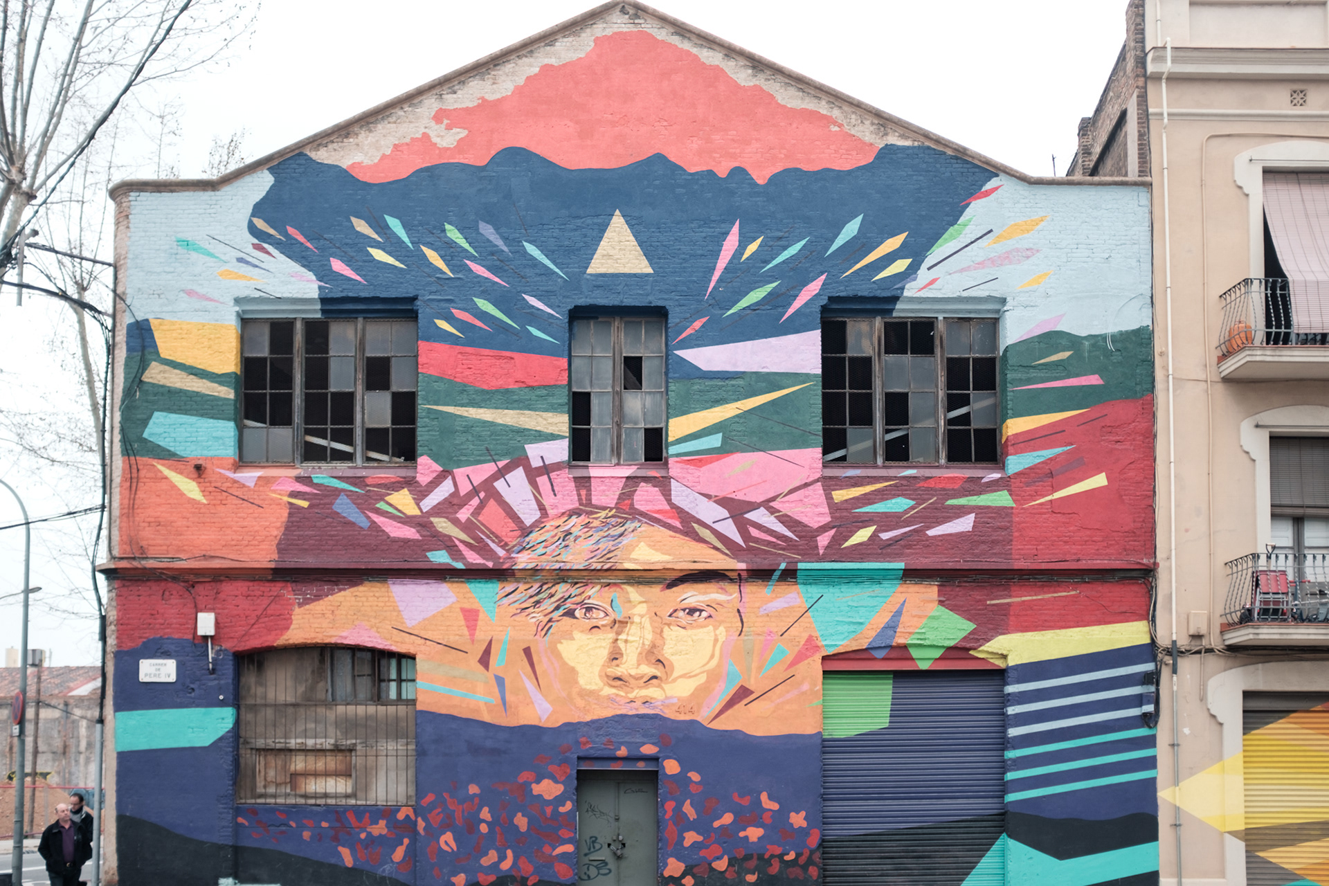 Čtvrť Poblenou, kde se ve velkym bourají starší (posprejovaný) industriální budovy a místo nich se staví moderní čtvrť