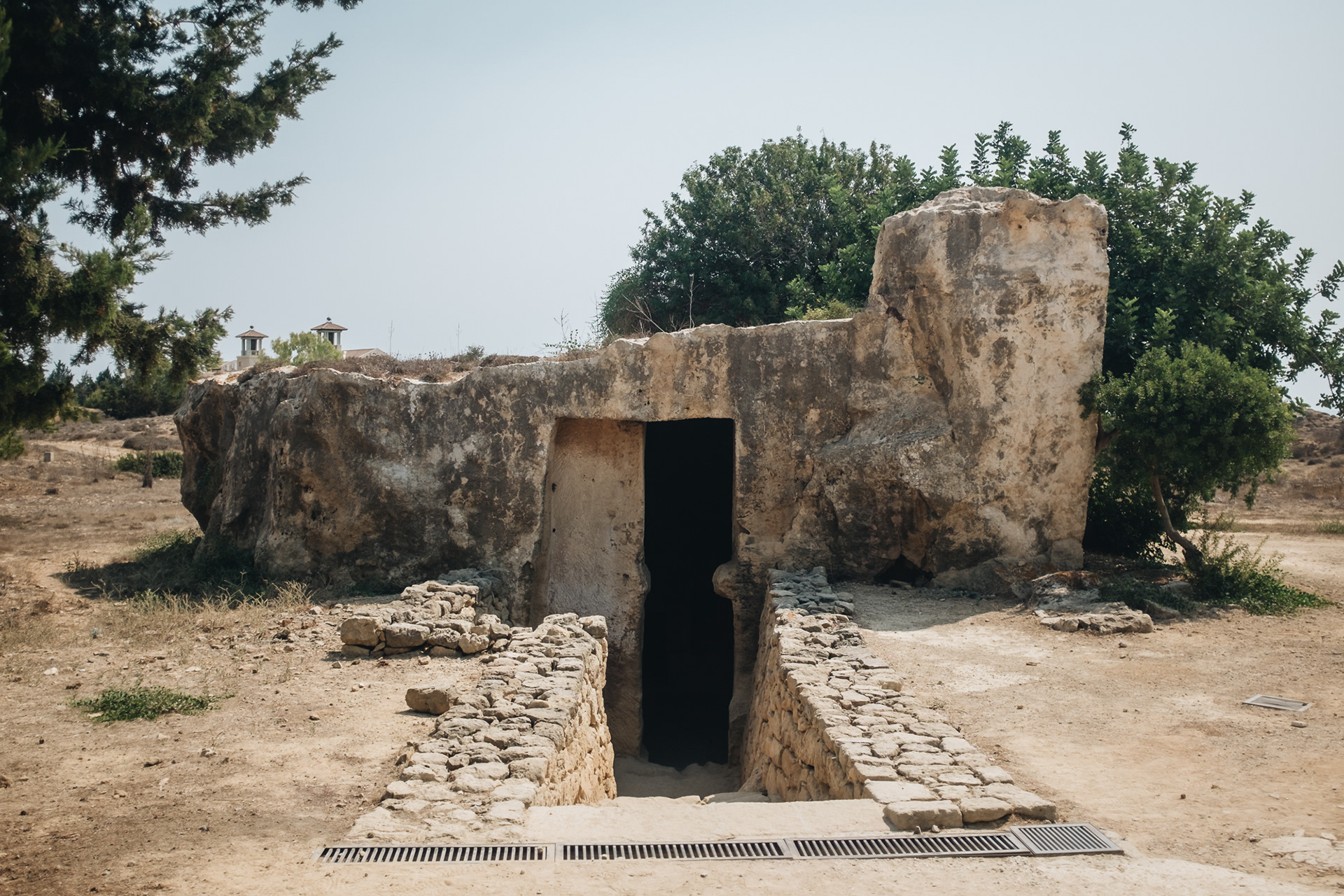 Tombs of the Kings – hrobky, které byly určeny pro vyšší úředníky starověkého města Nea Pafos v období od 3 st. př. n. l. do 3. st. n. l., zapsané na seznamu UNESCO, bludiště různých hrobek a podzemí se zároveň krásným výhledem na moře, nejpůsobivější je hrobka č. 3, většina pokladů zde byla ukradena vykradači (po–ne 8:30–19.30, €2,50)