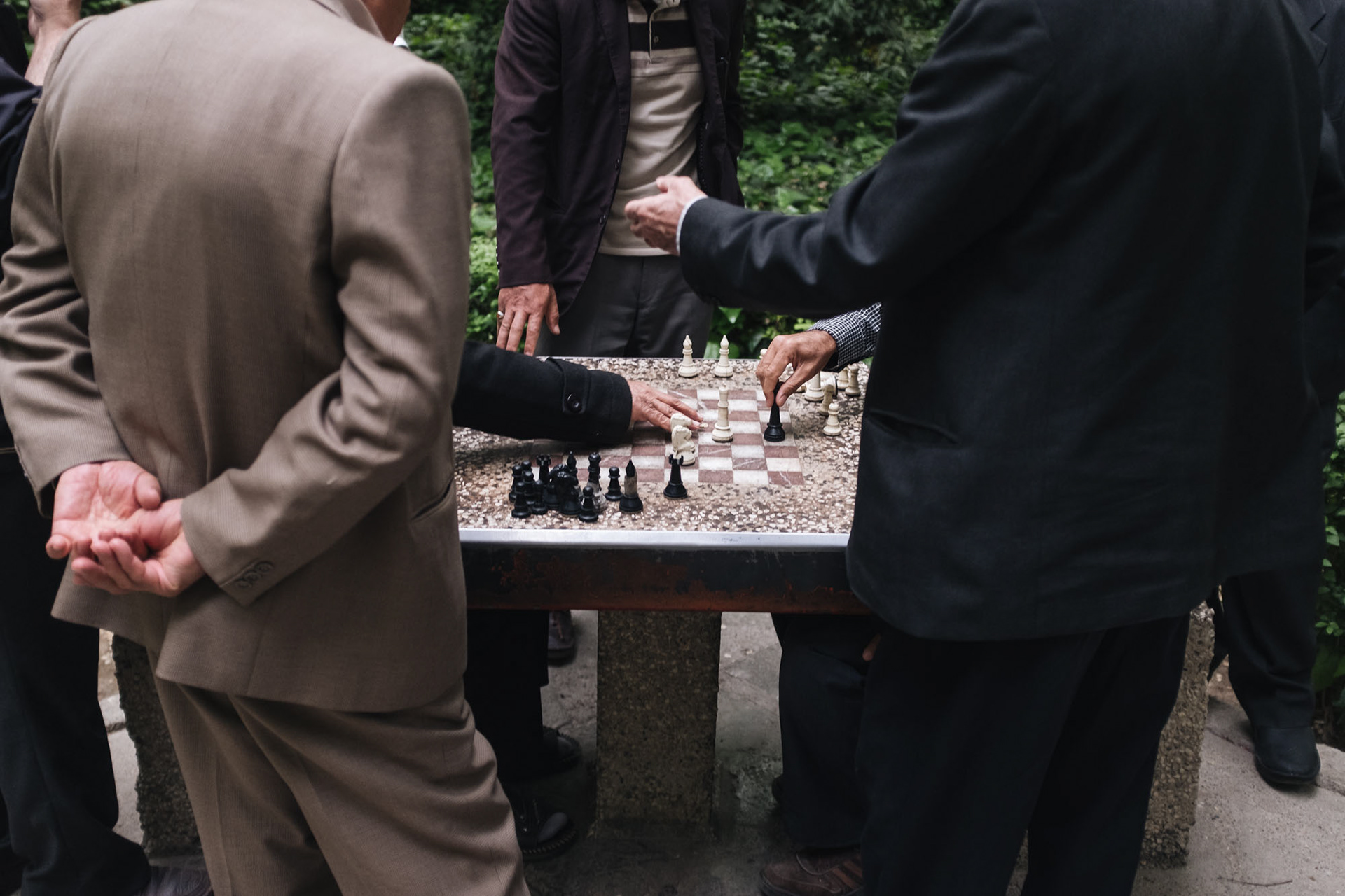 šachy v parku - Esfahán má spoustu nádhernejch parků. Podle jednoho místňáka studujícího urbanismus je v Esfahánu vyhláška, že na každého obyvatele města musí připadat 7m² zeleně