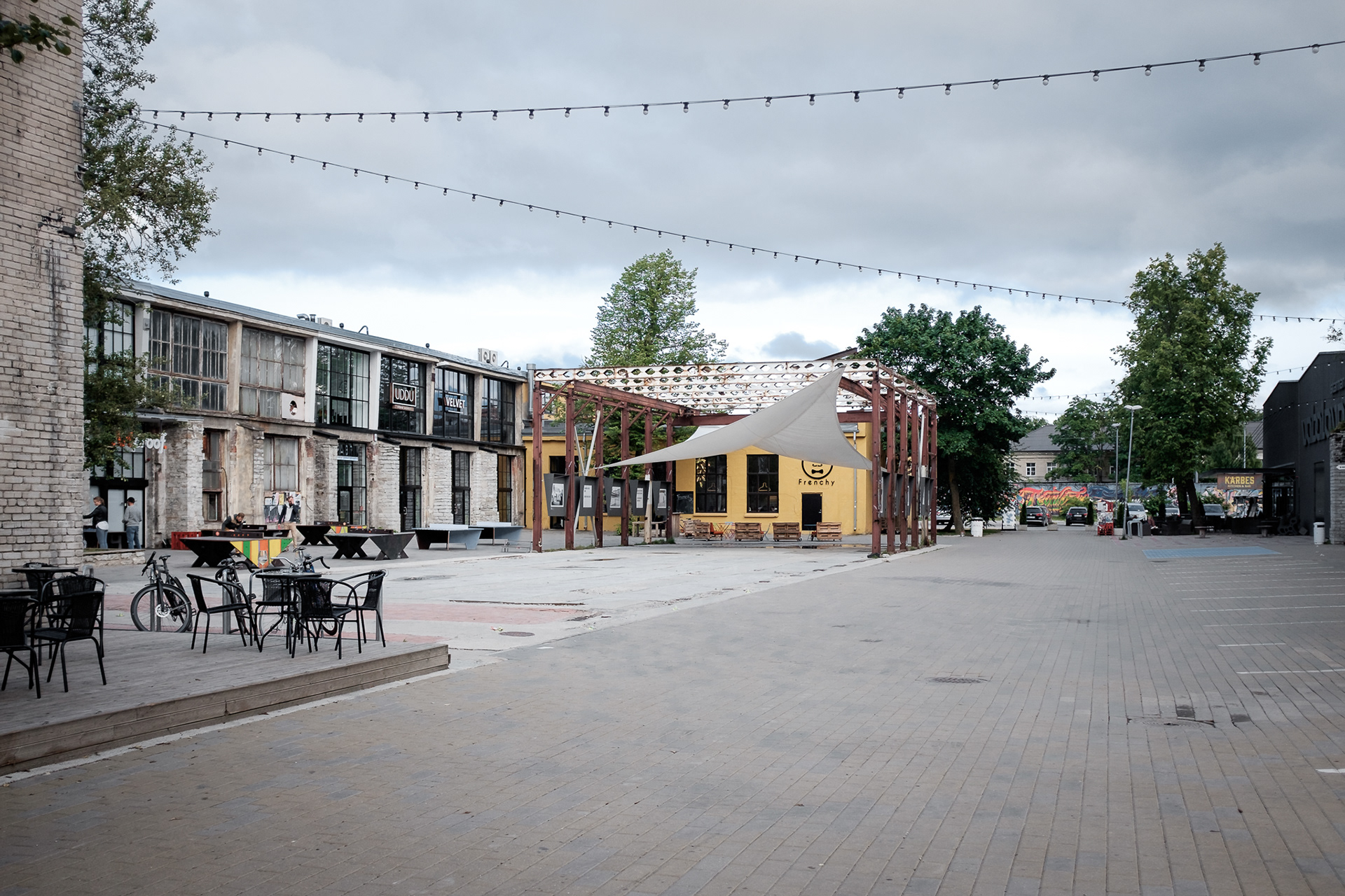 Telliskivi - Jídlo, pití, design shopy, grafický a architektonický studia, atd. v bývalé továrně. Supr místo!