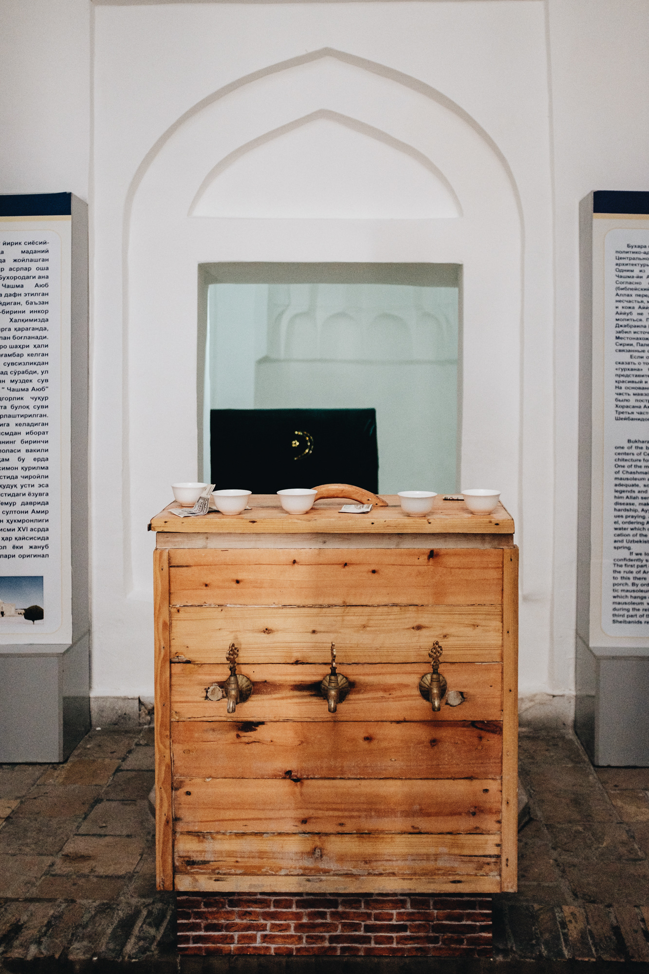 Chashma-Ayub Mausoleum - mauzoleum Jóbova pramene budováno od 12. do 16. st. nad posvátným pramenem, prorok Jób zde podle legendy udeřil svou holí o zem a pramen vytryskl