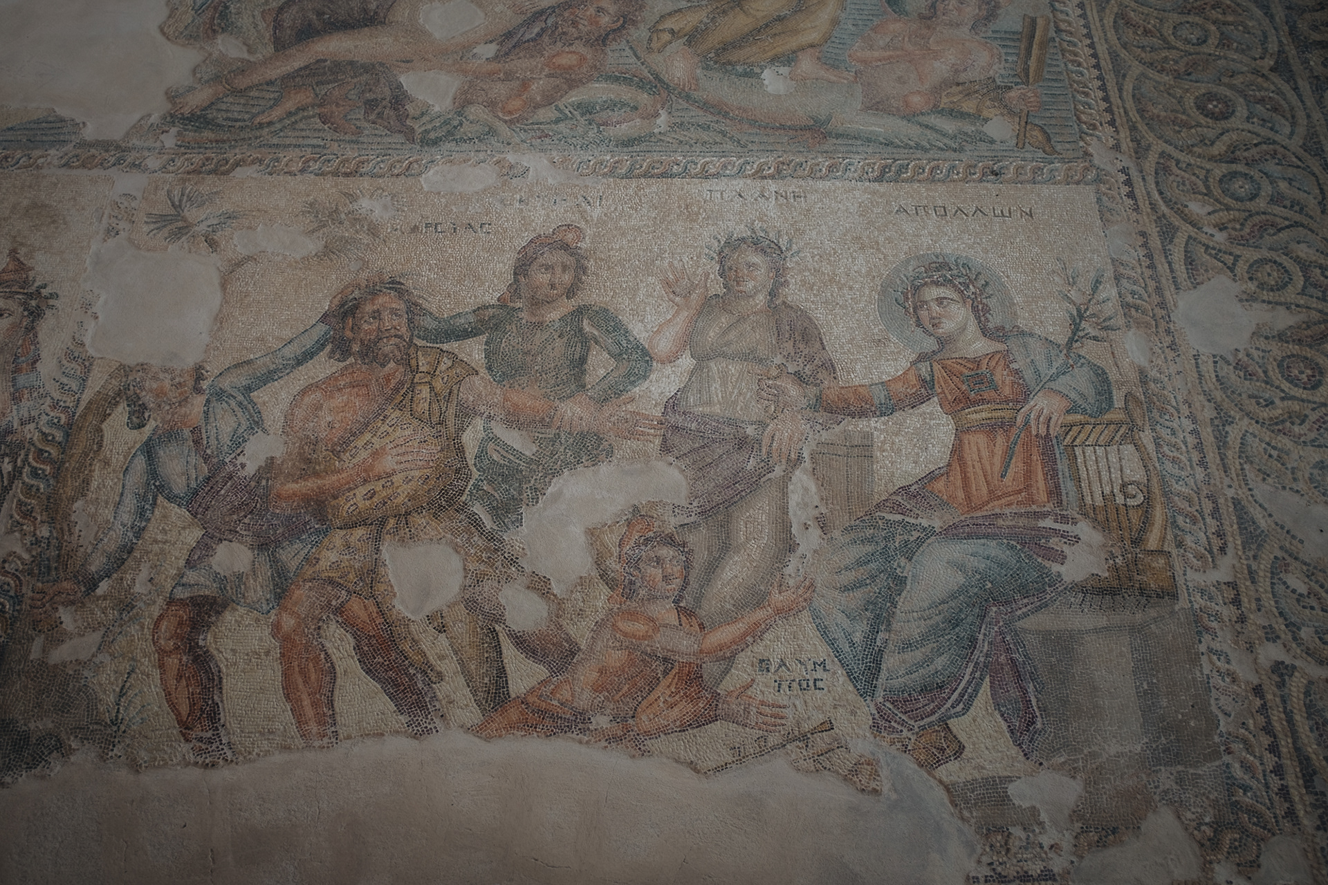 Nea Paphos – archeologická lokalita na místě starověkého města z konce 4. st. př. n. l., r. 58 př. n. l. bylo postoupeno Římanům, nadále bylo centrum politického i správního života na Kypru, město začalo upadat po zemětřesení ve 4. st., novým hlavním městem se pak stala Salamis na V a Nea Paphos začalo upadat, znovu už nebylo obnoveno, dnes obdivuhodné propracované a pestrobarevné mozaiky – v jižním sektoru na J od agory, objeveny náhodou místním zemědělcem; agora a Asklépion a odeon zrekonstruovaný v r. 1970 (po–ne 8:00–19:30, €4,50)