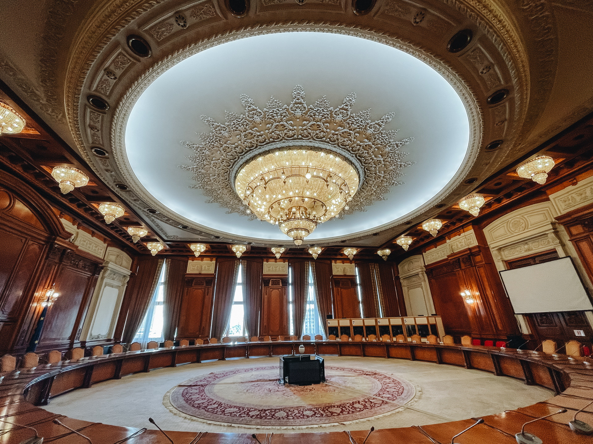 Palác Parlamentu – druhá největší administrativní budova na světě, 270x240x46 m, palác Ceausescu zamýšlel jako sídlo ministerstev, kanceláří komunistické strany a bydlení pro vysoké funkcionáře, před stavbou zde byl kopec Spirei, který byl zarovnán, budova má 12 nadzemních a 4 podzemní patra (vč. protiatomového krytu), 100 m dlouhé foyeur a 1100 pokojů, ve kterých jsou dnes v polovině kanceláře a zbytek prázdný, dekorace kvůli Ceausescovým rozmarům nebyly nikdy dokončeny, budově se přezdívalo Casa Nebunului = Dům šílence, dnes zde sídlí senát i parlament prohlídky 9:00–17:00 (poslední v 16:30), 40-45 lei, ID s sebou!