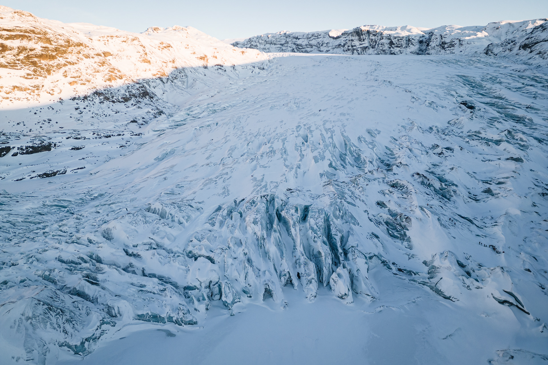 Sólheimajökull - ledovec na jihu Islandu mezi sopkami Katla a Eyjafjallajökull. Část většího ledovce Mýrdalsjökull, Sólheimajökull je prominentní a oblíbená turistická lokalita díky své velikosti a relativně snadnému přístupu