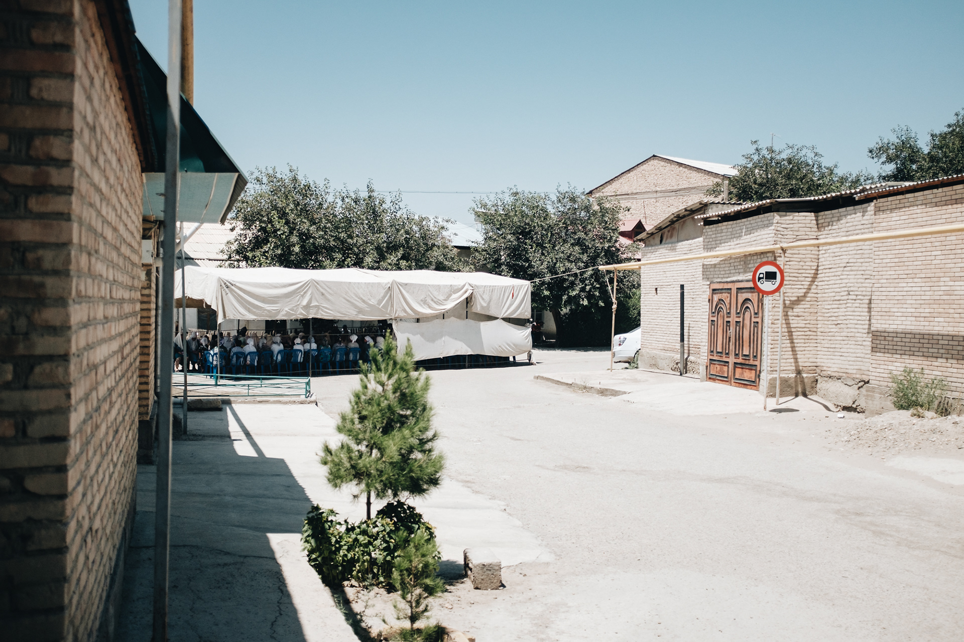 Pohřeb (ženská část; muži předtím odnesli rakev)