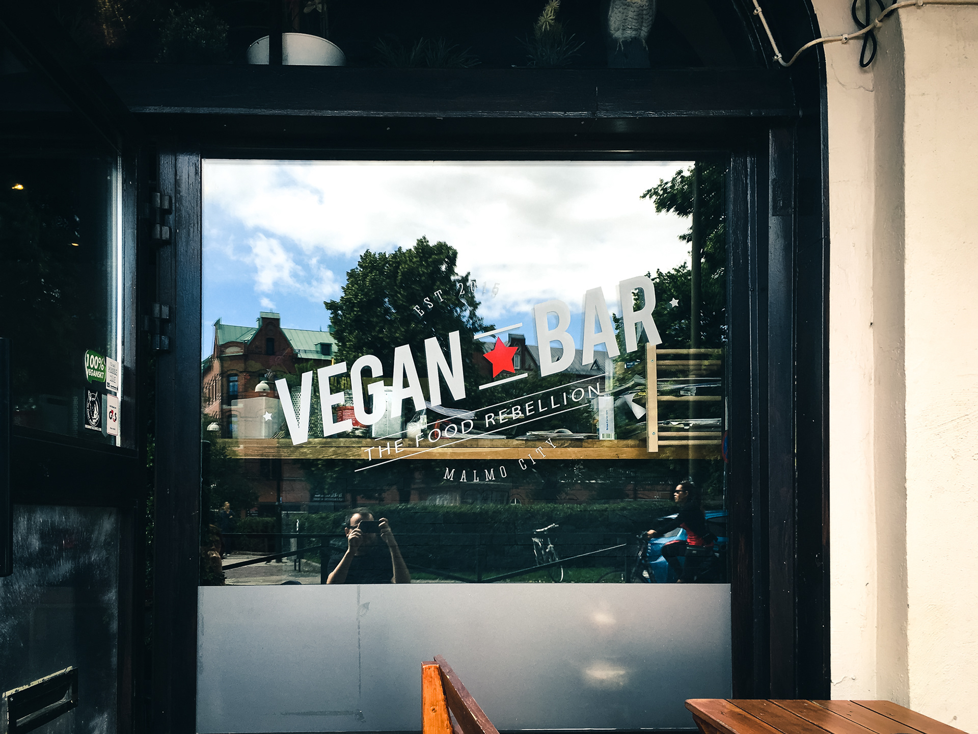 Vegan bar se supr majitelem (podle něj je Staropramen ve Švédsku prémiový pivo) a slovenskou servírkou