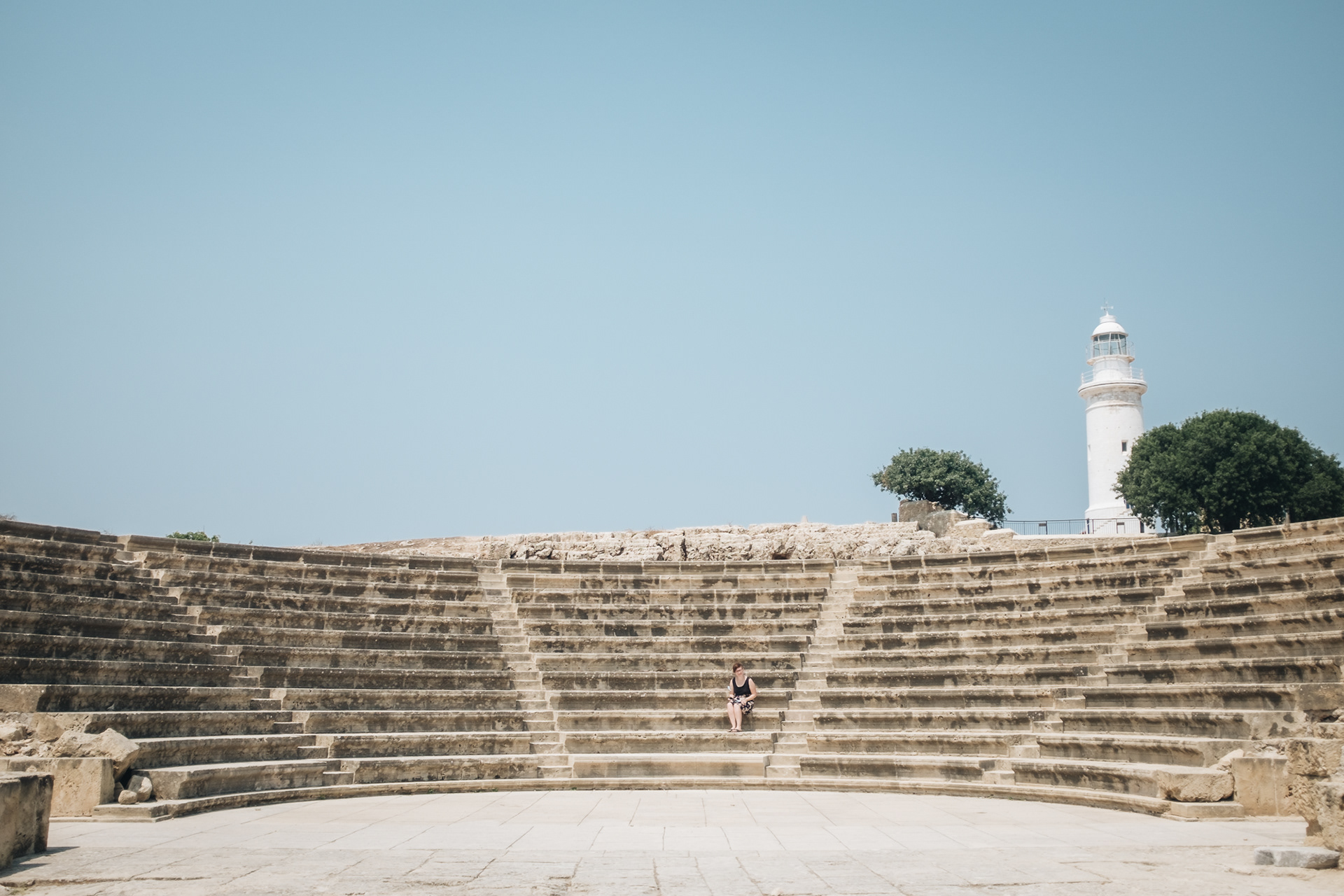 Nea Paphos – archeologická lokalita na místě starověkého města z konce 4. st. př. n. l., r. 58 př. n. l. bylo postoupeno Římanům, nadále bylo centrum politického i správního života na Kypru, město začalo upadat po zemětřesení ve 4. st., novým hlavním městem se pak stala Salamis na V a Nea Paphos začalo upadat, znovu už nebylo obnoveno, dnes obdivuhodné propracované a pestrobarevné mozaiky – v jižním sektoru na J od agory, objeveny náhodou místním zemědělcem; agora a Asklépion a odeon zrekonstruovaný v r. 1970 (po–ne 8:00–19:30, €4,50)