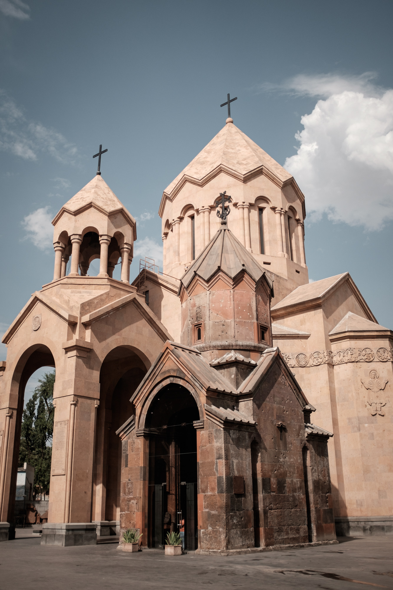 Kathoghike St. Astvatsatsin Church - maličká kaple ze 13. st., jako jediný kostel v Jerevanu přežil ničivé zemětřesení r. 1679, v 17. st. byl zakomponován do baziliky a jen těsně unikl sovětské demolici ve 30. letech (veřejné protesty – na tehdejší dobu velmi neobvyklé)