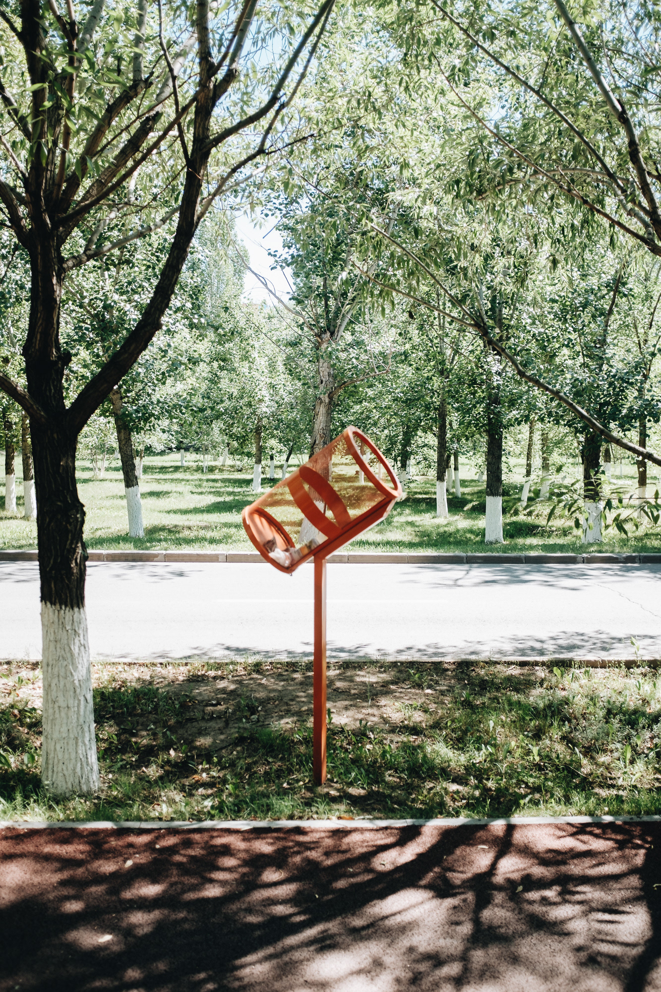 Šikmé koše u cyklostezek, aby se dalo trefit za jízdy