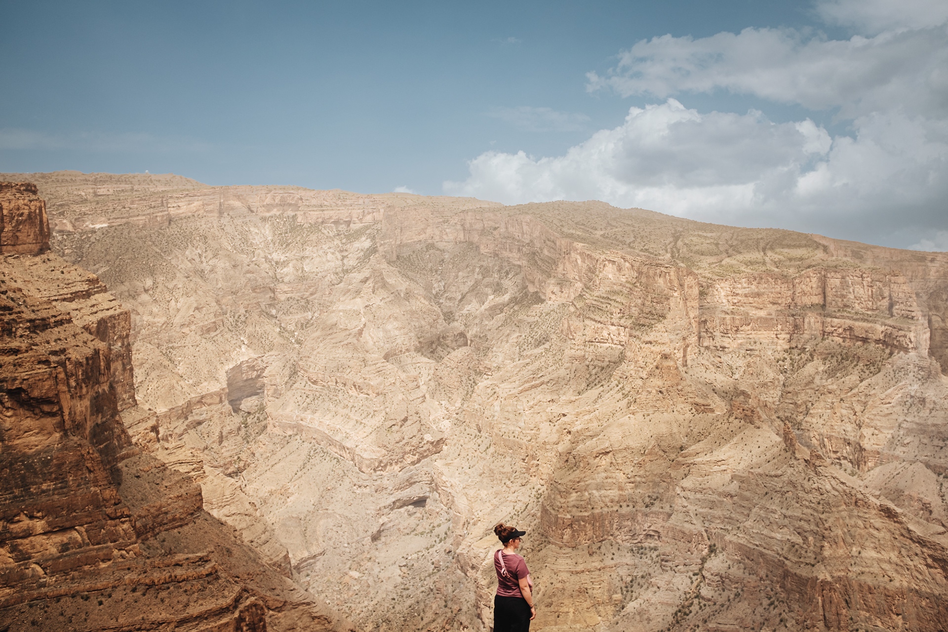 Balcony Walk Hike - The best way to get an idea of Oman’s mountains is definitely by hiking. If you want to go on a moderate hike, I recommend the Balcony Walk W6 trail. Departing from Al Khateem (or Al Khitaym) village, the non-circular hike is about 2 hours. The views are dramatic but you’re absolutely safe to walk. In the posts I read upfront, it is described as extremely vertiginous and even dangerous, but it’s totally safe and not THAT extreme. Kids and elderly ladies even crossed my way. Take enough water, sturdy shoes and check the weather conditions.