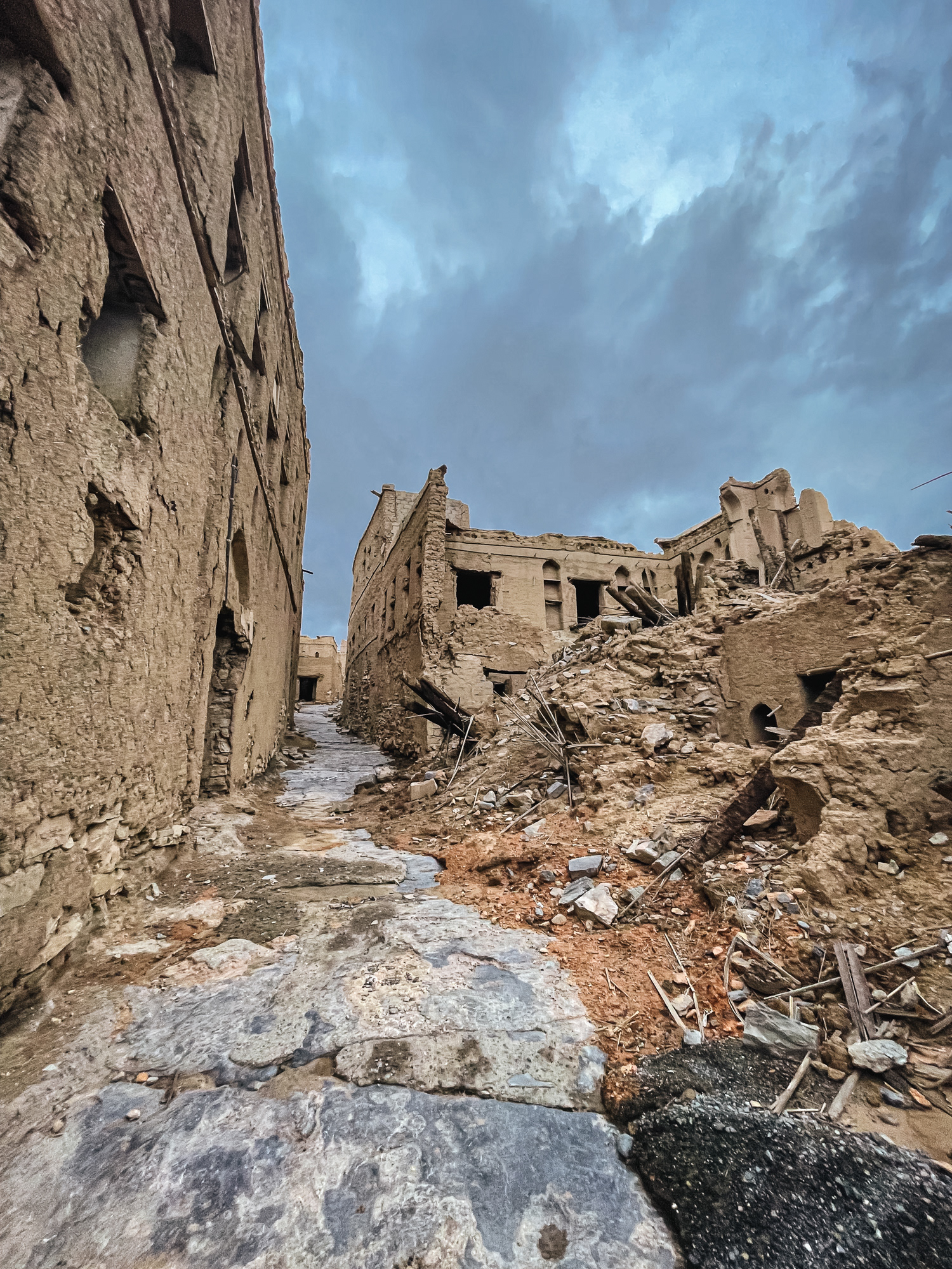 the village located on the foot of the Al Hajar mountains is the gateway to the much-known resort “The View”, but it’s also famous for its mudbrick ruins built in a Yemeni style. If you drive to the upper part of the village, you’ll find several warm-colored ruins which are perfect for photos and a little stroll.
