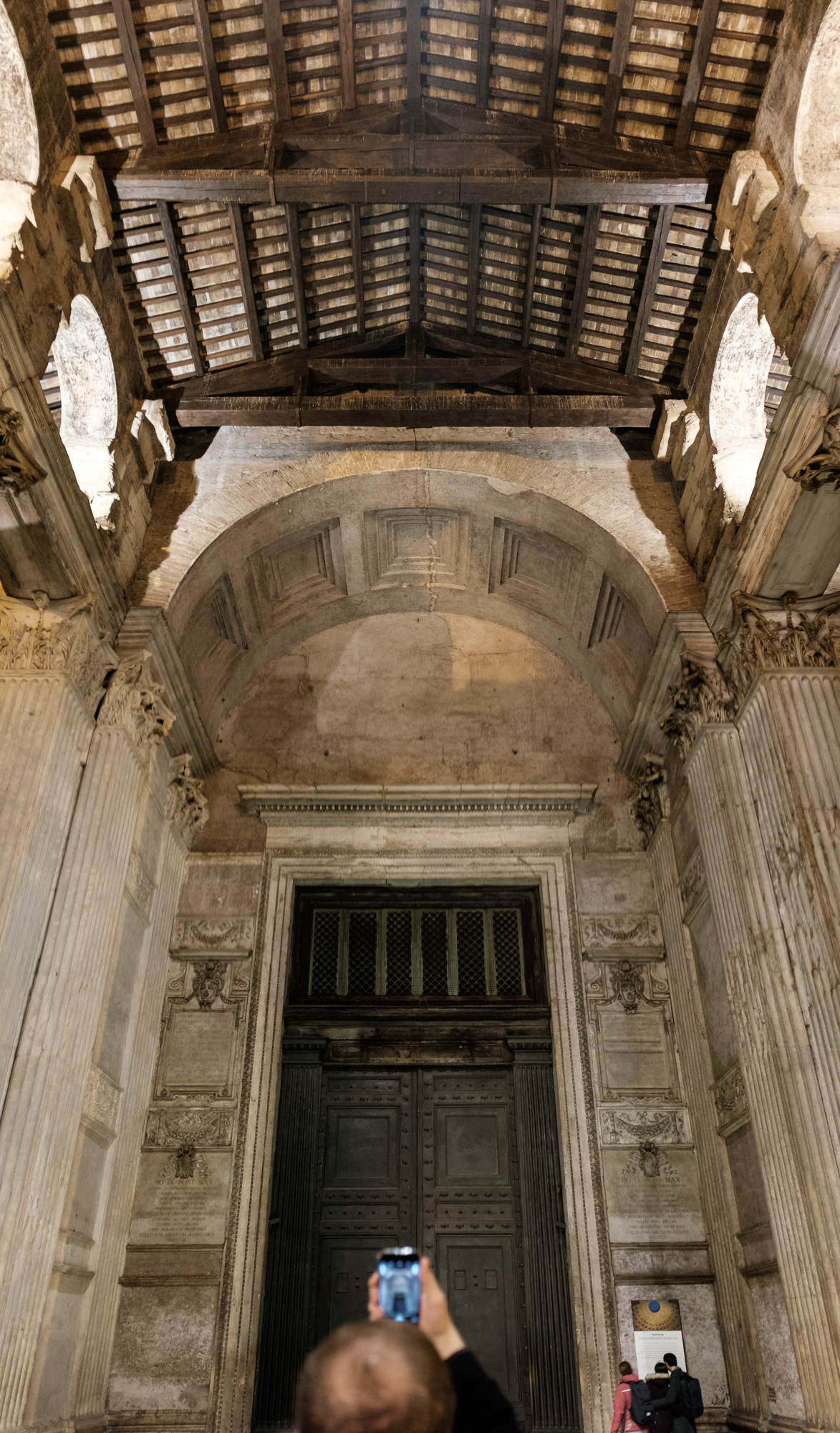 Pantheon - jedna z nejvýznamnějších a nejzachovalejších antických staveb s největší kopulí na světě (těsně před kopulí na Bazilice sv. Petra ve Vatikánu)