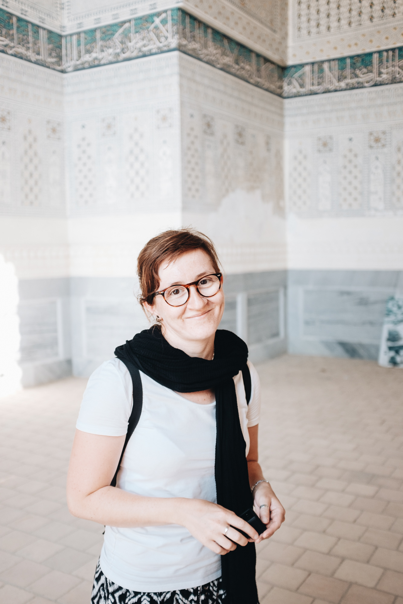 Bibi-Khanym Mosque Биби Хонум Масжиди - rozpadající se zbytky impozantní mešity postavené pro Timurovu ženu, svého času největší mešita na světě, 41 m vysoká kupole, poté chátrala a zničena zemětřesením r. 1897, znovu postavena v 70. letech, dnes opět potřeba oprav, na nádvoří stojí pulpit na korán a která žena ho podleze, bude mít spoustu dětí!  podle legendy dala mešitu postavit sama Timurova manželka Bibi-Chánum jako překvapení pro svého muže, když byl na válečném tažení, architekt se však do Bibi zamiloval a odmítl mešitu dokončit, dokud nebude moci Bibi políbit, tento polibek nechal na ženině tváři stopy a když to Timur uviděl, dal architekta popravit a všem ženám nařídil si zahalovat závojem tvář, aby nesváděly jiné muže 